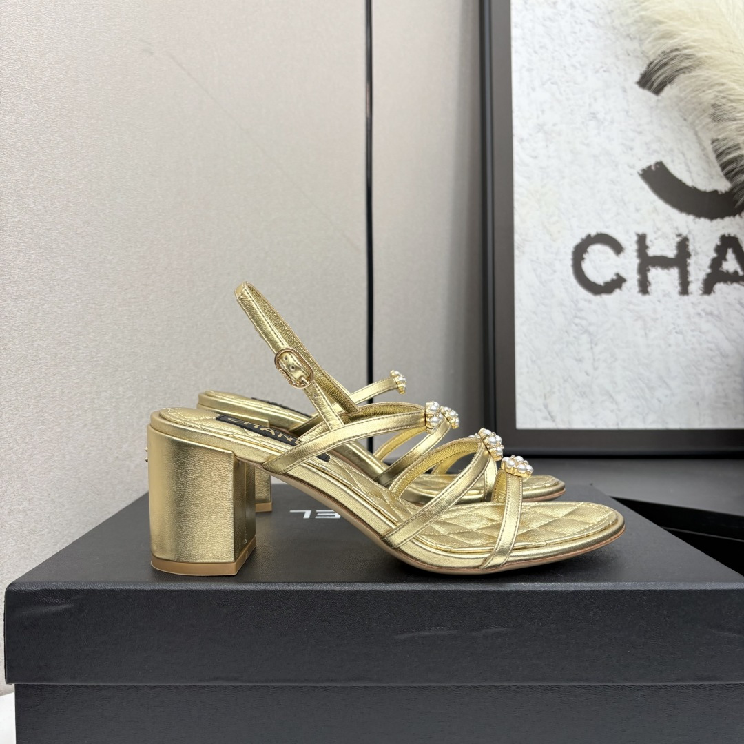 NO:414693,2025★★★★★★ Many celebrities are here to watch, a versatile series that domestic and foreign bloggers are popular with, a must-have for spring and summer wardrobe matching, the first choice for sandals. Diamond design exclusive to fragrant home, upper cowhide, inner lining: imported crystal sheepskin inner lining, original mold-open custom leather sole, shoe size: 35-39 (40, 41, custom-made, no return or exchange) Delivery luxury latest counter synchronous packaging, high heels, chanel, sandals, high heels, cowhide, sheepskin, Leather soles198609092025★★★★★ 众多明星网红上脚,国内外博主刷爆的一个百搭系列,春夏衣橱搭配必备 凉拖首选.菱格设计香家专属 鞋面牛皮  内里: 进口水晶羊皮内里 大底原版开模定制真皮大底 鞋码: 35-39（40、41、定做不退换） 配送豪华最新专柜同步包装,高跟鞋凉鞋,chanel,sandals,high heels,cowhide,sheepskin,Leather soles,Women's Shoes