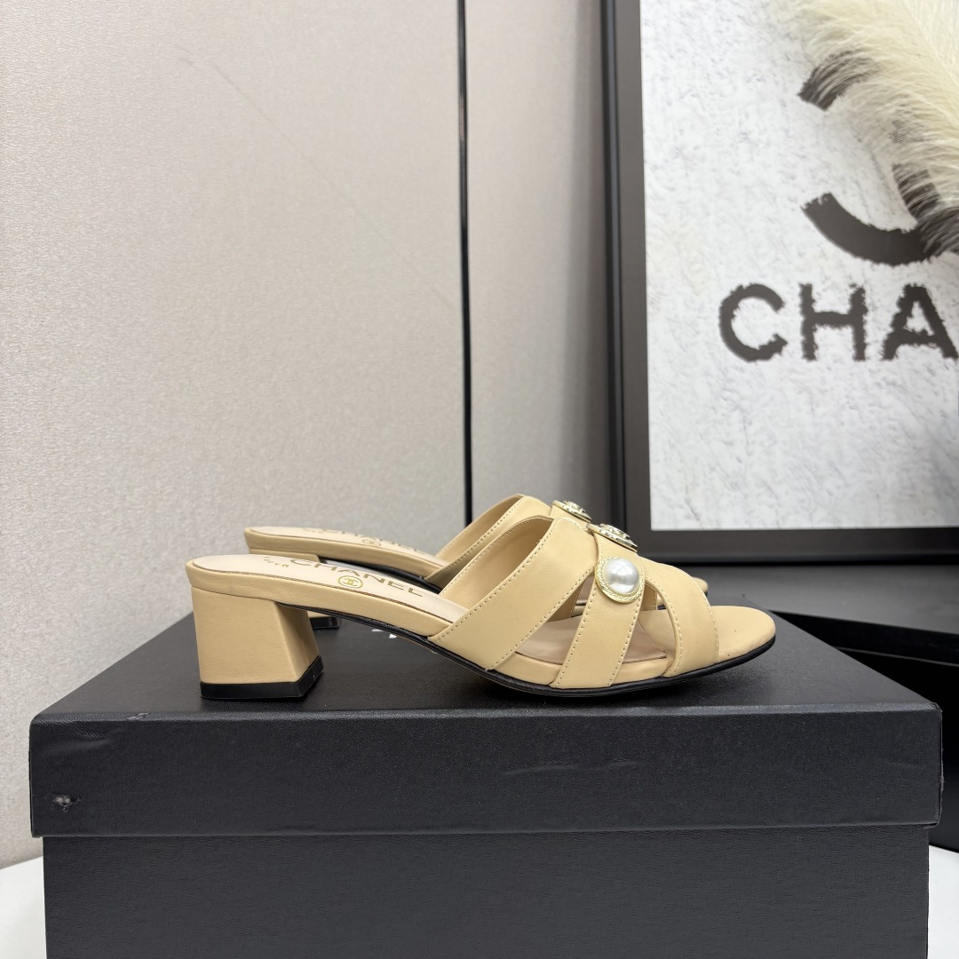 NO:414666,2025★★★★★★ Many celebrities are popular, a versatile series that domestic and foreign bloggers are popular. A must-have for spring and summer wardrobe matching. The first choice for sandals. Design exclusive to Xiangjia. Upper sheepskin. Inner: imported crystal sheepskin inner lining. Original mold-open custom leather sole. Shoe size: 35-39 (40, 41, custom-made, no return or exchange) Delivery luxury latest counter synchronous packaging, high heels, slippers, slippers, sheepskin, Leather soles198609092025★★★★★ 众多明星网红上脚,国内外博主刷爆的一个百搭系列,春夏衣橱搭配必备 凉拖首选.设计香家专属 鞋面羊皮  内里: 进口水晶羊皮内里 大底原版开模定制真皮大底 鞋码: 35-39（40、41、定做不退换） 配送豪华最新专柜同步包装,高跟鞋拖鞋,chanel,high heels,slippers,sheepskin,Leather soles,Women's Shoes