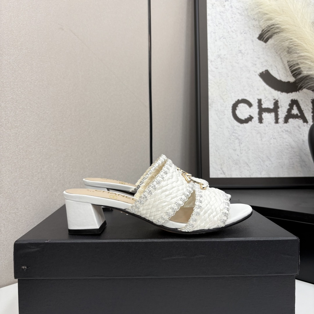 NO:414659,2025★★★★★★ Many celebrities are here to watch, a versatile series that domestic and foreign bloggers are popular with, a must-have for spring and summer wardrobe matching, the first choice for sandals. Design exclusive to Xiangjia, upper and satin, inner lining: imported crystal sheepskin inner lining, original mold-open custom leather sole, shoe size: 35-39 (40, 41, custom made without return) Delivery luxury latest counter synchronous packaging, high heels, slippers, slippers, sheepskin, silk fabric, Leather soles198609092025★★★★★ 众多明星网红上脚,国内外博主刷爆的一个百搭系列,春夏衣橱搭配必备 凉拖首选.设计香家专属 鞋面绸缎  内里: 进口水晶羊皮内里 大底原版开模定制真皮大底 鞋码: 35-39（40、41、定做不退换） 配送豪华最新专柜同步包装,高跟鞋拖鞋,chanel,high heels,slippers,sheepskin,silk fabric,Leather soles,Women's Shoes