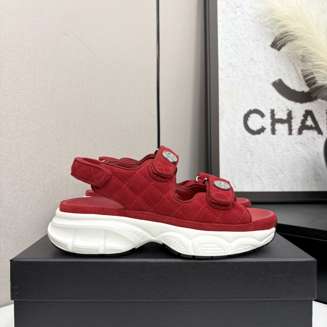 NO:414650,The latest fabrics in spring and summer - the main promotion of Velcro beach sandals new color series ★★★★★ Many celebrities are here to watch, a versatile series that domestic and foreign bloggers are popular, a must-have for spring and summer wardrobe matching, the first choice for sandals. Upper imported super soft sheepskin (silk) inner lining: imported crystal sheepskin inner lining, large sole mold custom tpu Shoe size: 35-39 (40, 41, custom made without return) Delivery latest luxury counter synchronous packaging Cloth leather, slippers sandals, sandals, slippers, sheepskin, silk fabric19860909春夏最新面料——主推魔术贴沙滩凉鞋新色系列上新 ★★★★★ 众多明星网红上脚,国内外博主刷爆的一个百搭系列,春夏衣橱搭配必备 凉鞋首选. 鞋面进口超柔羊皮（绸缎）  内里: 进口水晶羊皮内里 大底开模定制tpu 鞋码: 35-39（40、41、定做不退换） 配送豪华最新专柜同步包装 布皮,拖鞋凉鞋,sandals,slippers,sheepskin,silk fabric,Women's Shoes