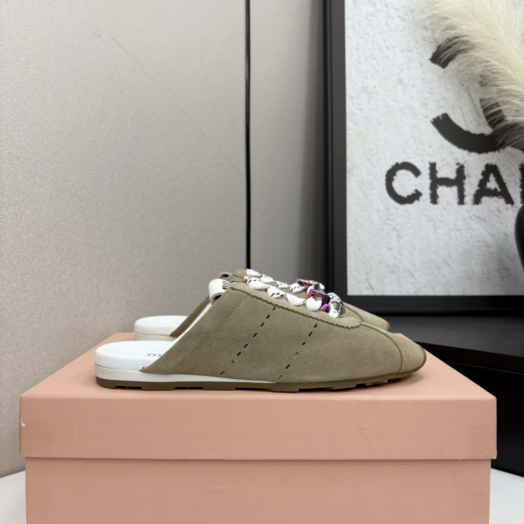 NO:414652,MIUMIU new lazy semi-trail girl slippers purple love buckle series new miumiu ★★★★★ The latest show style of Paris Fashion Week, a new series of opening and opening with comfort and fashion, matching with different styles, frosted upper, cowhide cow leather, cow back velvet inner: sheepskin footbed, large sole rubber sole Shoe size: 35-39 (40, 41 custom-made, non-return and exchange), semi-trail, miumiu, slippers, cowhide, sheepskin19860909MIUMIU 缪缪新款懒人半拖少女拖鞋 紫色爱心饰扣系列上新miumiu ★★★★★ 巴黎时装周最新走秀款,舒适度与时髦度并存的开挂全新系列,搭配不同风格需求 鞋面磨砂牛皮,牛反绒 内里: 羊皮垫脚 大底橡胶底 鞋码: 35-39（40、41定制不退换）,半拖,miumiu,slippers,cowhide,sheepskin,Women's Shoes