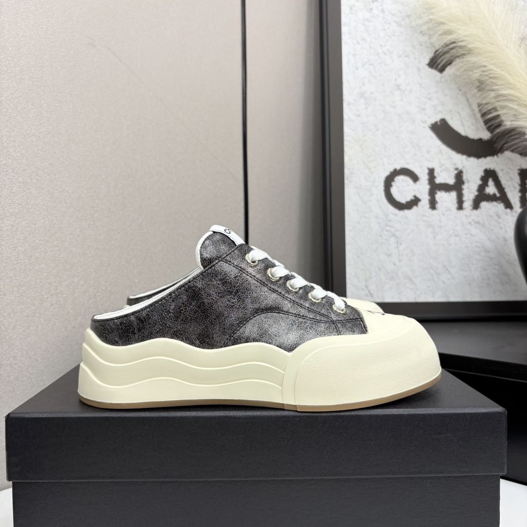 NO:408192,Chanel Chanel Panda Shoes!  Top casual sports shoes for the 2025 counter This classic design; the upper is crafted and electric embroidered style; the sole is fashionable and sporty; it is an extraordinary and has incorporated a variety of color matching elements... The diversified mix and match is very beautiful and versatile, casual, fashionable, sports, and outdoors can be taken into account... Go material The upper is made of original imported silk cowhide + original tarp + original top cowhide The inner part is made of original sheepli + net Outsole based on original TPU combination sole The counter is made of full set of women's 35–41, semi-torque, chanel, chanel, sneakers, cowhide19860909Chanel香奈儿熊猫鞋！2025专柜顶级休闲款运动鞋 这款经典设计；鞋面多种工艺电绣的风格；大底却时尚运动；不平凡的拥入了多种配色元素…… 多元化混搭非常好看百搭,休闲,时尚,运动,户外都能兼顾…… Go 材料 鞋面采用 原版进口头层丝绸牛皮+原版防水布+原版头层牛皮 内里采用 原版羊里+网 大底根据 原版TPU组合大底 专柜精品包装全套女35–41,半拖,chanel,chanel,sneakers,cowhide,Women's Shoes