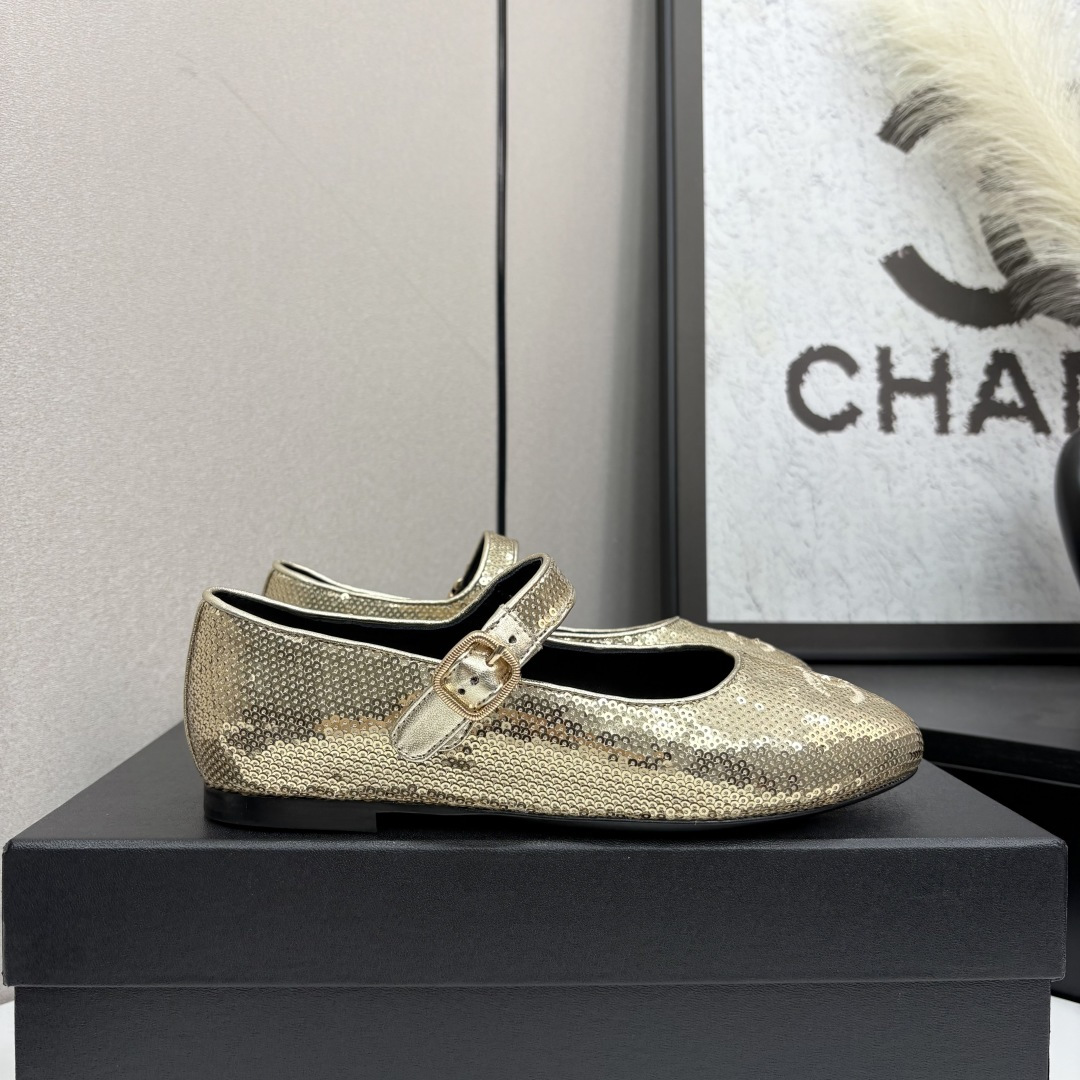 NO:414639,2025★★★★★★ Many celebrities are here to watch, a versatile series that domestic and foreign bloggers are popular with, a must-have for spring and summer wardrobe matching, the first choice for sandals. Diamond design exclusive to the fragrance of the upper and upper sequins. Lift: imported crystal sheepskin inner lining, original mold-open custom leather sole, shoe size: 35-39 (40, 41, custom-made, no return or exchange) Delivery luxury latest counter synchronous packaging, ballet shoes, chanel, sheepskin, Leather soles198609092025★★★★★ 众多明星网红上脚,国内外博主刷爆的一个百搭系列,春夏衣橱搭配必备 凉拖首选.菱格设计香家专属 鞋面亮片  内里: 进口水晶羊皮内里 大底原版开模定制真皮大底 鞋码: 35-39（40、41、定做不退换） 配送豪华最新专柜同步包装,芭蕾舞鞋,chanel,sheepskin,Leather soles,Women's Shoes