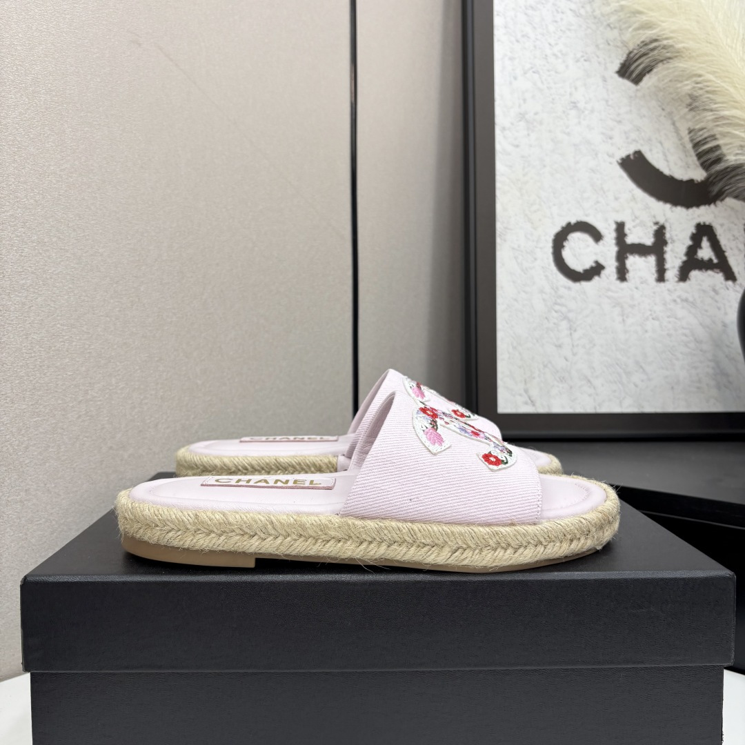 NO:414689,2025★★★★★★ Many celebrities are here to watch, a versatile series that domestic and foreign bloggers are popular with, a must-have for spring and summer wardrobe matching, the first choice for sandals. Diamond design exclusive to Xiangjia, upper denim, inner lining: imported crystal sheepskin inner lining, original mold-open custom hemp rope rubber sole, shoe size: 35-39 (40, 41, customized, non-return and exchange) Delivery luxury latest counter synchronous packaging, slippers, chanel, slippers, sheepskin198609092025★★★★★ 众多明星网红上脚,国内外博主刷爆的一个百搭系列,春夏衣橱搭配必备 凉拖首选.菱格设计香家专属 鞋面牛仔布  内里: 进口水晶羊皮内里 大底原版开模定制麻绳橡胶底 鞋码: 35-39（40、41、定做不退换） 配送豪华最新专柜同步包装,拖鞋,chanel,slippers,sheepskin,Women's Shoes