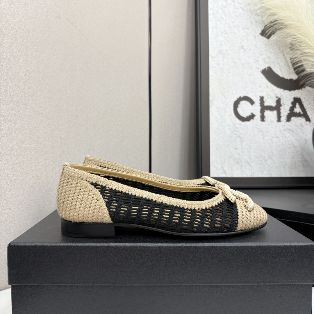 NO:414682,2025★★★★★★ Many celebrities are here to watch, a versatile series that domestic and foreign bloggers are popular with, a must-have for spring and summer wardrobe matching, the first choice for sandals. Diamond design exclusive to fragrant home, upper weaving, inner lining: imported crystal sheepskin inner lining, original mold-open custom leather sole, shoe size: 35-39 (40, 41, custom made without return) Delivery luxury latest counter synchronous packaging, Mary Zhen, Chanel, Mary jane, sheepskin, Leather soles198609092025★★★★★ 众多明星网红上脚,国内外博主刷爆的一个百搭系列,春夏衣橱搭配必备 凉拖首选.菱格设计香家专属 鞋面编织  内里: 进口水晶羊皮内里 大底原版开模定制真皮大底 鞋码: 35-39（40、41、定做不退换） 配送豪华最新专柜同步包装,玛丽珍,chanel,mary jane,sheepskin,Leather soles,Women's Shoes