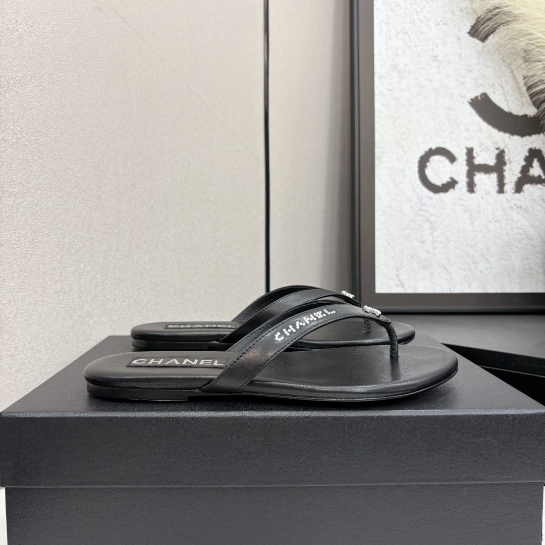 NO:414668,2025★★★★★★ Many celebrities are here to watch, a versatile series that domestic and foreign bloggers are popular with, a must-have for spring and summer wardrobe matching, the first choice for sandals. Diamond design exclusive to fragrant home, velvet upper lining: imported crystal sheepskin lining, original mold opening custom leather sole, shoe size: 35-39 (40, 41, custom made, no return or exchange) Delivery luxury latest counter synchronous packaging, split-toe shoes, chanel, sheepskin, Leather soles198609092025★★★★★ 众多明星网红上脚,国内外博主刷爆的一个百搭系列,春夏衣橱搭配必备 凉拖首选.菱格设计香家专属 鞋面天鹅绒  内里: 进口水晶羊皮内里 大底原版开模定制真皮大底 鞋码: 35-39（40、41、定做不退换） 配送豪华最新专柜同步包装,分趾鞋,chanel,sheepskin,Leather soles,Women's Shoes