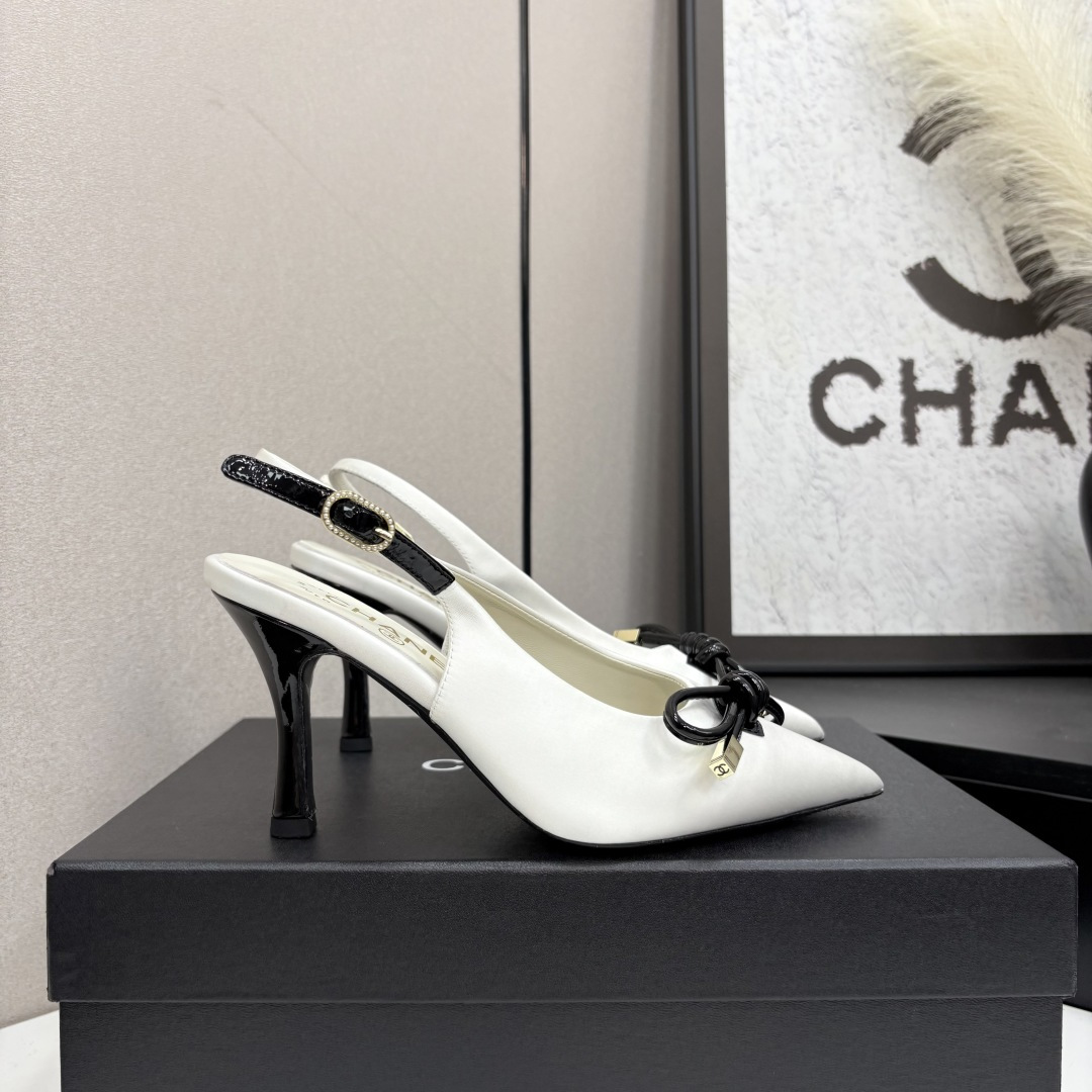 NO:408187,Chanel Chanel small fragrant spring and summer catwalk bow-length pointed high-heel sandals this season's most fairy Mary Jane hits the hit. It's immediately snatched up as soon as it is launched. This year's TOP of the closet must belong to it. It's versatile and slim, elegant and fresh, everyday style can be controlled by all kinds of styles. Two heights to meet the needs of different sisters. Babies must buy it. The upper is silk satin, inner foot pad sheepskin, heel height./. Size 35-39 (40.41 fixed), high heels sandals, chanel, chanel, sandals, mary jane, high heels, sheepskin, real silk, silk fabric19860909Chanel 香奈儿小香风春夏走秀款蝴蝶结后空尖头高跟凉鞋 本季最仙玛丽珍大爆款 一上新立马被抢空 今年的衣橱TOP肯定属它了 上脚百搭显瘦 优雅清新日常各种风格都能驾驭 两种高度,满足不同姐妹的需求 宝宝们一定要买它 鞋面真丝绸缎面 内里垫脚羊皮 跟高./. 码数35-39（40.41定）,高跟鞋凉鞋,chanel,chanel,sandals,mary jane,high heels,sheepskin,real silk,silk fabric,Women's Shoes