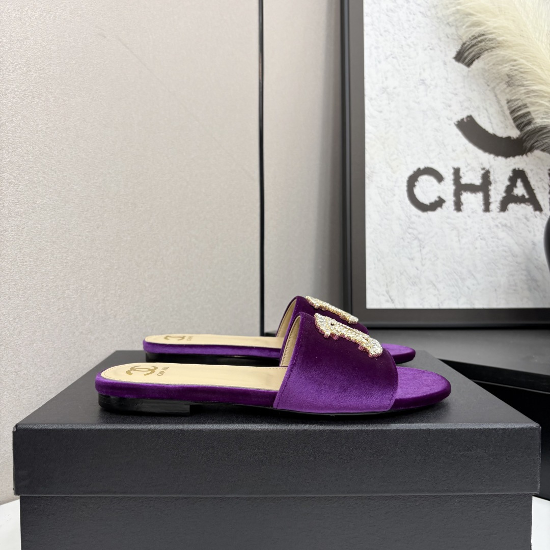 NO:408178,2025★★★★★★ Many celebrities are here to watch, a versatile series that domestic and foreign bloggers are popular with, a must-have for spring and summer wardrobe matching, the first choice for sandals. Diamond design exclusive to the fragrance of the family, silk upper (velvet) inner lining: imported crystal sheepskin inner lining, original mold-open custom leather sole, shoe size: 35-39 (40, 41, custom-made, no return or exchange) Delivery luxury latest counter synchronous packaging, slippers, chanel, slippers, sheepskin, real silk, Leather soles198609092025★★★★★ 众多明星网红上脚,国内外博主刷爆的一个百搭系列,春夏衣橱搭配必备 凉拖首选.菱格设计香家专属 鞋面真丝（天鹅绒）  内里: 进口水晶羊皮内里 大底原版开模定制真皮大底 鞋码: 35-39（40、41、定做不退换） 配送豪华最新专柜同步包装,拖鞋,chanel,slippers,sheepskin,real silk,Leather soles,Women's Shoes