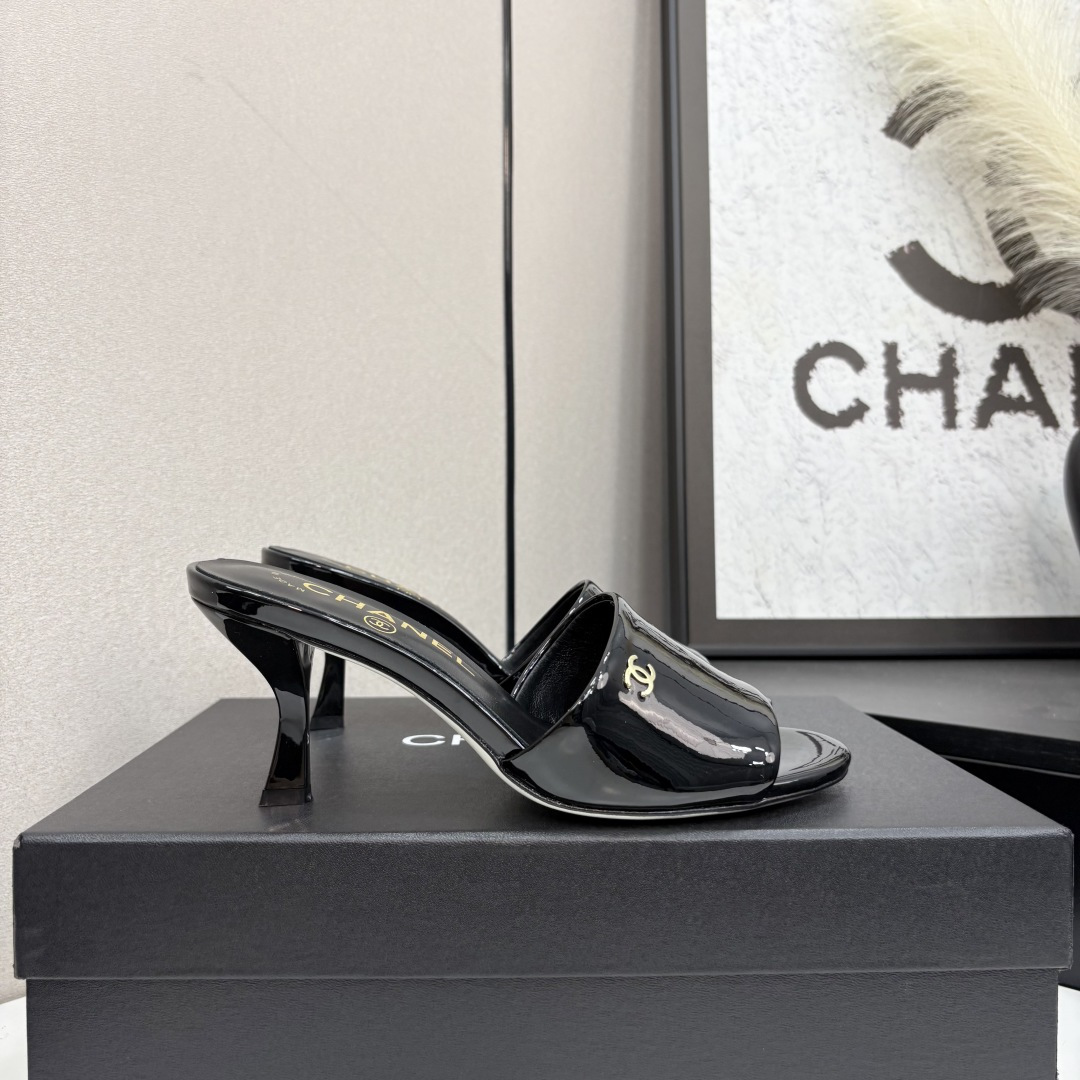 NO:408184,2025★★★★★★ Many celebrities are here to watch, a versatile series that domestic and foreign bloggers are popular with, a must-have for spring and summer wardrobe matching, the first choice for sandals. Diamond design exclusive to Xiangjia, upper patent leather, inner lining: imported crystal sheepskin inner lining, original mold-open custom leather sole, shoe size: 35-39 (40, 41, custom-made, no return or exchange) Delivery luxury latest counter synchronous packaging, high heels, slippers, slippers, sheepskin, Leather soles198609092025★★★★★ 众多明星网红上脚,国内外博主刷爆的一个百搭系列,春夏衣橱搭配必备 凉拖首选.菱格设计香家专属 鞋面漆皮  内里: 进口水晶羊皮内里 大底原版开模定制真皮大底 鞋码: 35-39（40、41、定做不退换） 配送豪华最新专柜同步包装,高跟鞋拖鞋,chanel,high heels,slippers,sheepskin,Leather soles,Women's Shoes