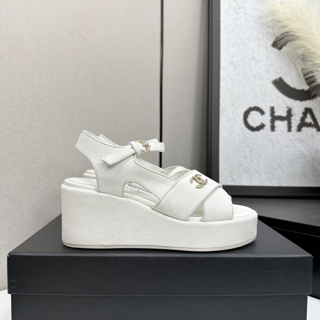 NO:408175,★★★★★★ Many celebrities are popular, a versatile series that domestic and foreign bloggers are popular. A must-have for spring and summer wardrobe matching. The first choice for sandals. Diamond design exclusive to the fragrant family. Upper sheepskin inner lining: imported crystal sheepskin inner lining, original mold-open custom rubber sole Shoe size: 35-39 (40, 41, custom-made, non-return and exchange) Delivery latest luxury counter synchronous packaging Black and white apricot black cloth reverse velvet three colors, sandals, chanel, sandals, sheepskin19860909★★★★★ 众多明星网红上脚,国内外博主刷爆的一个百搭系列,春夏衣橱搭配必备 凉拖首选.菱格设计香家专属 鞋面羊皮  内里: 进口水晶羊皮内里 大底原版开模定制橡胶底 鞋码: 35-39（40、41、定做不退换） 配送豪华最新专柜同步包装 黑白杏黑布 反绒三色,凉鞋,chanel,sandals,sheepskin,Women's Shoes