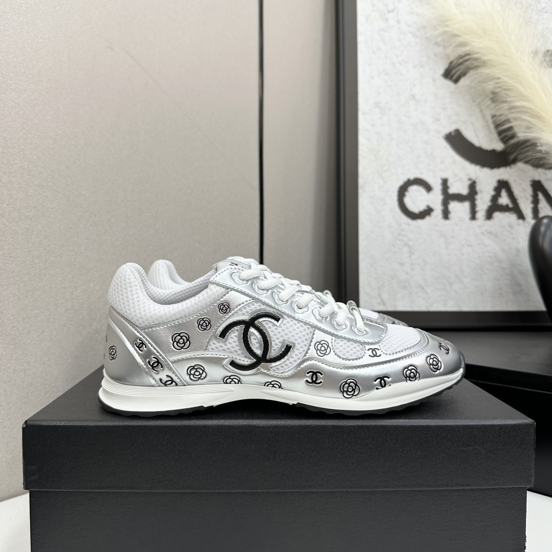 NO:407777,Chanel Chanel Panda Shoes!  Top casual sneakers for counter This classic design; the upper is made of various craftsmanship and electric embroidery styles; the sole is fashionable and sporty; it is an extraordinary variety of color matching elements... The diversified mix and match is very beautiful and versatile, casual, fashionable, sports, and outdoors can be taken into account... Go material The upper is made of original imported silk cowhide + original tarp fabric. The inner is made of original sheepli + net. The sole is based on the original TPU combination sole. The counter is made of high-quality packaging for women 35–41 men, casual shoes/sports shoes, chanel, chanel, sneakers, cowhide19860909Chanel香奈儿熊猫鞋！专柜顶级休闲款运动鞋 这款经典设计；鞋面多种工艺电绣的风格；大底却时尚运动；不平凡的拥入了多种配色元素…… 多元化混搭非常好看百搭,休闲,时尚,运动,户外都能兼顾…… Go 材料 鞋面采用 原版进口头层丝绸牛皮+原版防水布 内里采用 原版羊里+网 大底根据 原版TPU组合大底 专柜精品包装全套女35–41 男,休闲鞋/运动鞋,chanel,chanel,sneakers,cowhide,Women's Shoes