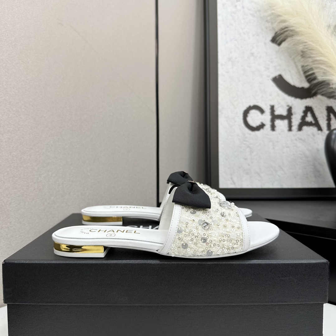 NO:406381,2025★★★★★★ Many celebrities are popular, a versatile series that domestic and foreign bloggers are popular. A must-have for spring and summer wardrobe matching. The first choice for sandals. Diamond design exclusive to the upper. Hand-sewn diamond lining: imported crystal sheepskin inner lining, original mold-open custom leather sole Shoe size: 35-39 (40, 41, custom-made, no return or exchange) Delivery luxury latest counter synchronous packaging, slippers, chanel, slippers, sheepskin198609092025★★★★★ 众多明星网红上脚,国内外博主刷爆的一个百搭系列,春夏衣橱搭配必备 凉拖首选.菱格设计香家专属 鞋面手工缝钻  内里: 进口水晶羊皮内里 大底原版开模定制真皮底 鞋码: 35-39（40、41、定做不退换） 配送豪华最新专柜同步包装,拖鞋,chanel,slippers,sheepskin,Women's Shoes