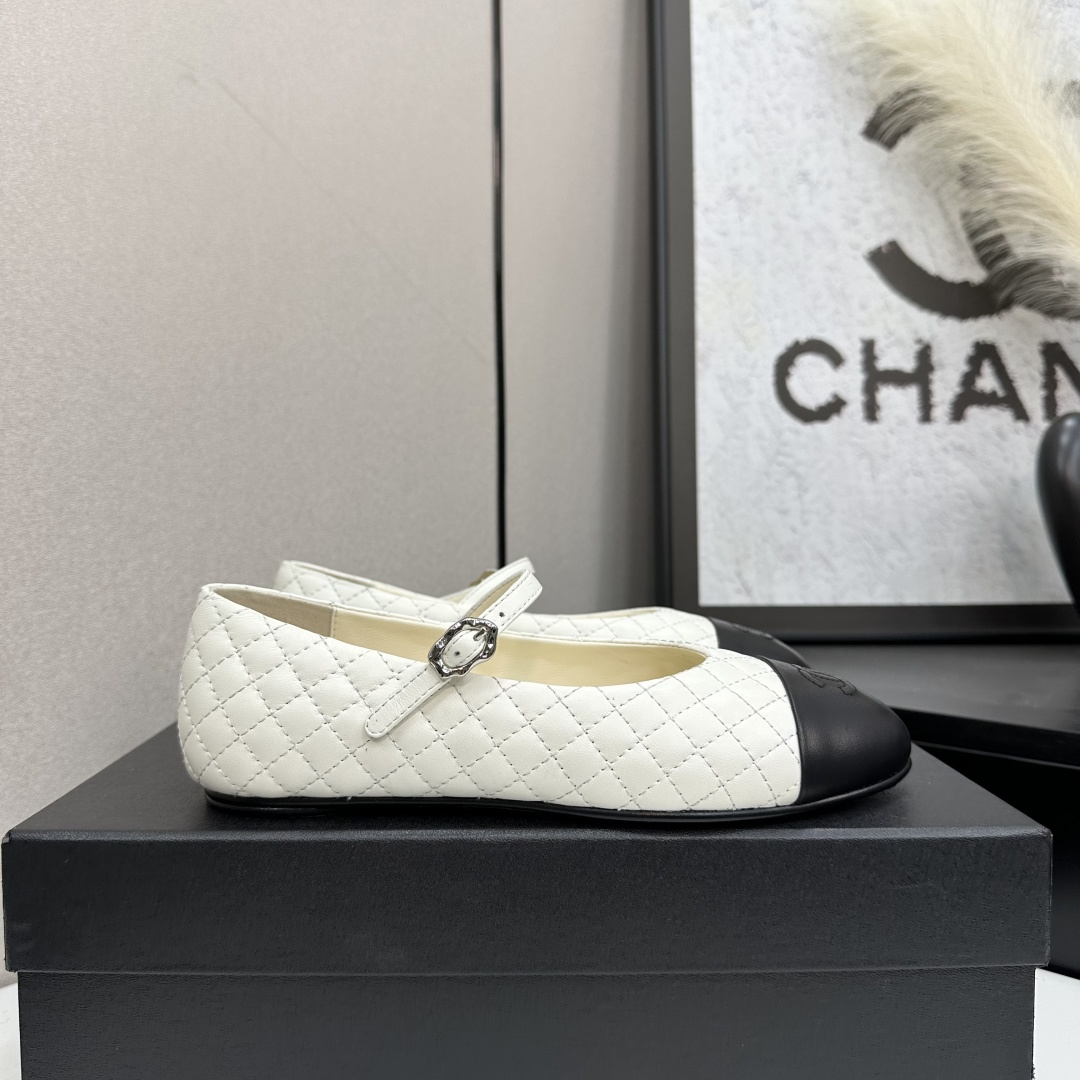 NO:407771,2025★★★★★★ Many celebrities are here to watch, a versatile series that domestic and foreign bloggers are popular. A must-have for spring and summer wardrobe matching. The first choice for sandals. Diamond design exclusive to Xiangjia. Upper sheepskin lining: imported crystal sheepskin lining, large sole original mold custom leather sole Shoe size: 35-39 (40, 41, custom made without return) Delivery luxury latest counter synchronous packaging, single shoes, chanel, sheepskin198609092025★★★★★ 众多明星网红上脚,国内外博主刷爆的一个百搭系列,春夏衣橱搭配必备 凉拖首选.菱格设计香家专属 鞋面羊皮  内里: 进口水晶羊皮内里 大底原版开模定制真皮底 鞋码: 35-39（40、41、定做不退换） 配送豪华最新专柜同步包装,单鞋,chanel,sheepskin,Women's Shoes