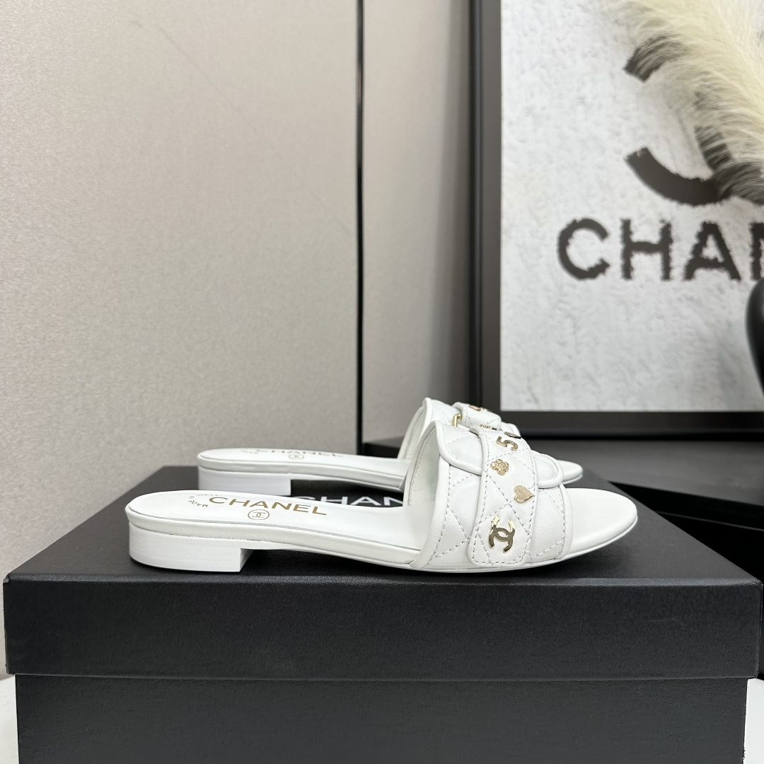 NO:406376,2025★★★★★★ Many celebrities are here to watch, a versatile series that domestic and foreign bloggers are popular with, a must-have for spring and summer wardrobe matching, the first choice for sandals. Diamond design exclusive to Xiangjia, upper sheepskin, inner lining: imported crystal sheepskin inner lining, original mold-open custom leather sole, shoe size: 35-39 (40, 41, custom-made, no return or exchange) Delivery luxury latest counter synchronous packaging, slippers, chanel, slippers, sheepskin198609092025★★★★★ 众多明星网红上脚,国内外博主刷爆的一个百搭系列,春夏衣橱搭配必备 凉拖首选.菱格设计香家专属 鞋面羊皮  内里: 进口水晶羊皮内里 大底原版开模定制真皮底 鞋码: 35-39（40、41、定做不退换） 配送豪华最新专柜同步包装,拖鞋,chanel,slippers,sheepskin,Women's Shoes