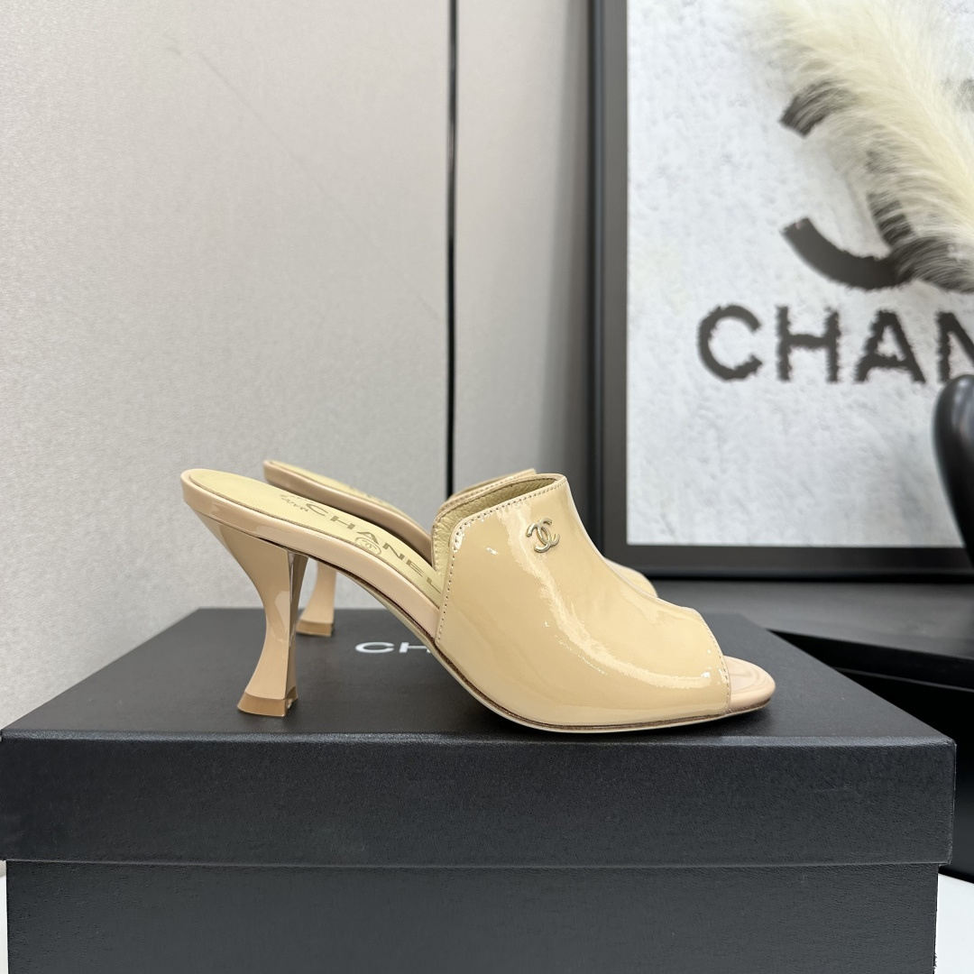 NO:407768,2025★★★★★★ Many celebrities are here to watch, a versatile series that domestic and foreign bloggers are popular with, a must-have for spring and summer wardrobe matching, the first choice for sandals. Diamond design exclusive to Xiangjia, upper patent leather, inner lining: imported crystal sheepskin inner lining, original mold-open custom leather sole, shoe size: 35-39 (40, 41, custom-made, no return or exchange) Delivery luxury latest counter synchronous packaging, high heels, sandals, chanel, sandals, high heels, sheepskin198609092025★★★★★ 众多明星网红上脚,国内外博主刷爆的一个百搭系列,春夏衣橱搭配必备 凉拖首选.菱格设计香家专属 鞋面漆皮  内里: 进口水晶羊皮内里 大底原版开模定制真皮底 鞋码: 35-39（40、41、定做不退换） 配送豪华最新专柜同步包装,高跟鞋凉鞋,chanel,sandals,high heels,sheepskin,Women's Shoes