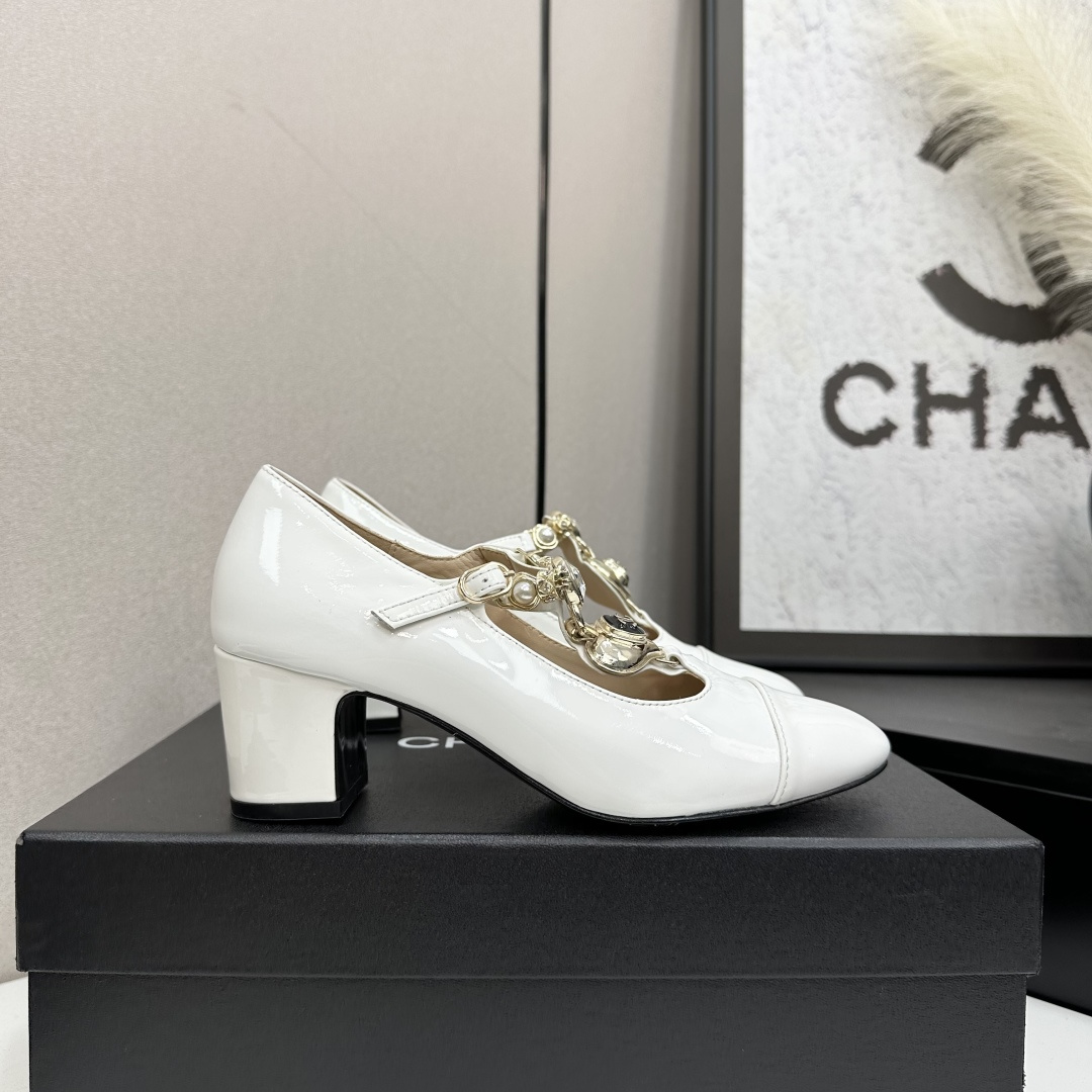 NO:407786,★★★★★★ Many celebrities are popular, a versatile series that domestic and foreign bloggers are popular with. A must-have for spring and summer wardrobe matching. The first choice for sandals. Diamond design exclusive to Xiangjia. Upper cowhide, patent leather. Inner: imported crystal sheepskin inner lining. Original mold-open custom leather sole. Shoe size: 35-39 (40, 41, custom-made, no return or exchange) Delivery luxury latest counter synchronous packaging. Cowhide patent leather, high heels, chanel, sandals, high heels, cowhide, sheepskin19860909★★★★★ 众多明星网红上脚,国内外博主刷爆的一个百搭系列,春夏衣橱搭配必备 凉拖首选.菱格设计香家专属 鞋面牛皮,漆皮  内里: 进口水晶羊皮内里 大底原版开模定制真皮底 鞋码: 35-39（40、41、定做不退换） 配送豪华最新专柜同步包装 牛皮漆皮,高跟鞋凉鞋,chanel,sandals,high heels,cowhide,sheepskin,Women's Shoes