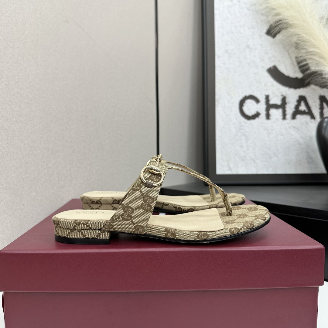 NO:406371,Gucci Gucci classic horse-bit clamping toe slippers flip flops. This is a magical shoe that has been opened, a luxury big-name counter that celebrities and internet celebrities love. Original hardware horse-bits. Sheepskin face, sheepskin, real leather sole. Size 35-39 (40.41 fixed), split-toe shoes, gucci, gucci, slippers, sheepskin19860909Gucci古奇古驰经典马衔扣夹趾拖夹脚拖鞋人字拖. 这是一款开了挂的神鞋,明星和网红都爱的奢侈大牌专柜原版五金马衔扣 羊皮面,羊皮里,真皮底 码数35-39（40.41定）,分趾鞋,gucci,gucci,slippers,sheepskin,Women's Shoes