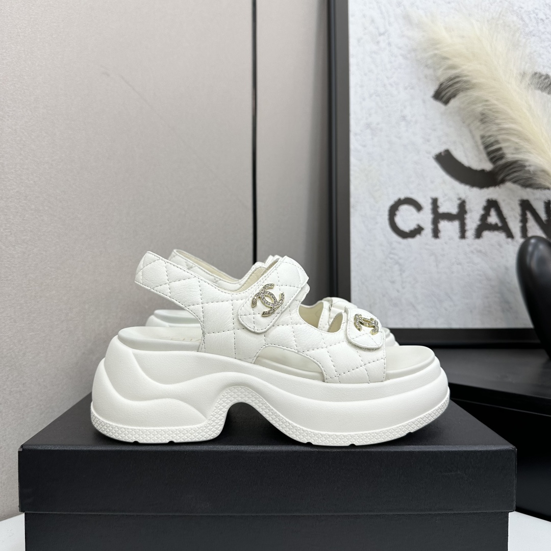 NO:407784,The latest fabrics for spring and summer 2025 - the main promotion of Velcro beach sandals new color series ★★★★★ Many celebrities are here to watch, a versatile series that domestic and foreign bloggers are popular, a must-have for spring and summer wardrobe matching, the first choice for sandals. Upper imported super soft sheepskin inner lining: imported crystal sheepskin inner lining, large sole mold custom tpu Shoe size: 35-39 (40, 41, custom made without return) Delivery luxury latest counter synchronous packaging, sandals, sandals, sheepskin198609092025春夏最新面料——主推魔术贴沙滩凉鞋新色系列上新 ★★★★★ 众多明星网红上脚,国内外博主刷爆的一个百搭系列,春夏衣橱搭配必备 凉鞋首选. 鞋面进口超柔羊皮  内里: 进口水晶羊皮内里 大底开模定制tpu 鞋码: 35-39（40、41、定做不退换） 配送豪华最新专柜同步包装,凉鞋,sandals,sheepskin,Women's Shoes