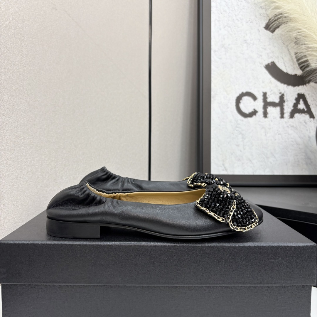 NO:406357,Xiaoxiang C Home 2025 Chanel Coco beach Ballet shoes flat shoes Super princess's small shoes This time the material is made of yarn, visually light and not stuffy, double C logo part, very detailed and high-end, black and white color matching, the counter is really hard to find, Xiaohongshu Internet celebrity show pictures are even more popular, mainly white, paired with lace socks, full of fairy spirit, upper sheepskin, inner footbed sheepskin, socks19860909小香C家 2025Chanel Coco beach 芭蕾舞鞋平底单鞋 超级公主的一双小鞋子 这次材质是纱质的 视觉轻盈不闷脚 双C logo部分,非常细节感且高级 黑白配色 专柜真心一鞋难求 小红书网红秀图更是火出圈 主打白色 搭配个蕾丝小袜子 仙气满满 鞋面羊皮 内里垫脚羊皮 鞋底意大利真皮底【35-41】40 41 定做不退换,芭蕾舞鞋,chanel,chanel,sheepskin,socks,Women's Shoes