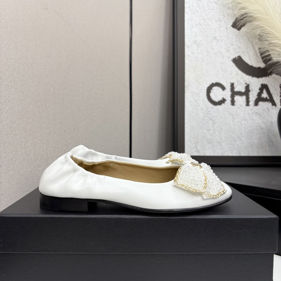 NO:406361,Xiaoxiang C Home 2025 Chanel Coco beach Ballet shoes flat shoes Super princess's small shoes This time the material is yarn, visually light and not stuffy, double C logo part, very detailed and high-end, black and white color combination, the counter is really hard to find, Xiaohongshu Internet celebrity show pictures are even more popular, mainly white, paired with lace socks, full of fairy spirit, upper cowhide, inner foot pad sheepskin, socks19860909小香C家 2025Chanel Coco beach 芭蕾舞鞋平底单鞋 超级公主的一双小鞋子 这次材质是纱质的 视觉轻盈不闷脚 双C logo部分,非常细节感且高级 黑白配色 专柜真心一鞋难求 小红书网红秀图更是火出圈 主打白色 搭配个蕾丝小袜子 仙气满满 鞋面牛皮 内里垫脚羊皮 鞋底意大利真皮底【35-41】40 41 定做不退换,芭蕾舞鞋,chanel,chanel,cowhide,sheepskin,socks,Women's Shoes