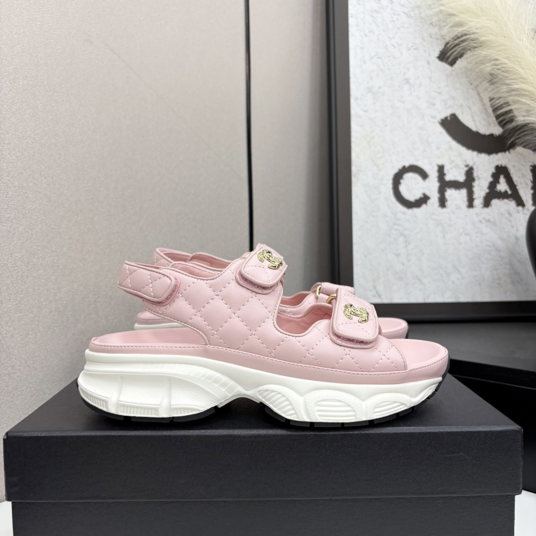 NO:406352,The latest fabrics for spring and summer 2025 - the main promotion of Velcro beach sandals new color series ★★★★★ Many celebrities are here to watch, a versatile series that domestic and foreign bloggers are popular, a must-have for spring and summer wardrobe matching, the first choice for sandals. Upper imported super soft sheepskin (silk) inner lining: imported crystal sheepskin inner lining, large sole mold custom tpu Shoe size: 35-39 (40, 41, custom made without return) Delivery of luxury latest counter synchronous packaging, slippers, sandals, slippers, sheepskin, silk fabric198609092025春夏最新面料——主推魔术贴沙滩凉鞋新色系列上新 ★★★★★ 众多明星网红上脚,国内外博主刷爆的一个百搭系列,春夏衣橱搭配必备 凉鞋首选. 鞋面进口超柔羊皮（绸缎）  内里: 进口水晶羊皮内里 大底开模定制tpu 鞋码: 35-39（40、41、定做不退换） 配送豪华最新专柜同步包装,拖鞋,sandals,slippers,sheepskin,silk fabric,Women's Shoes