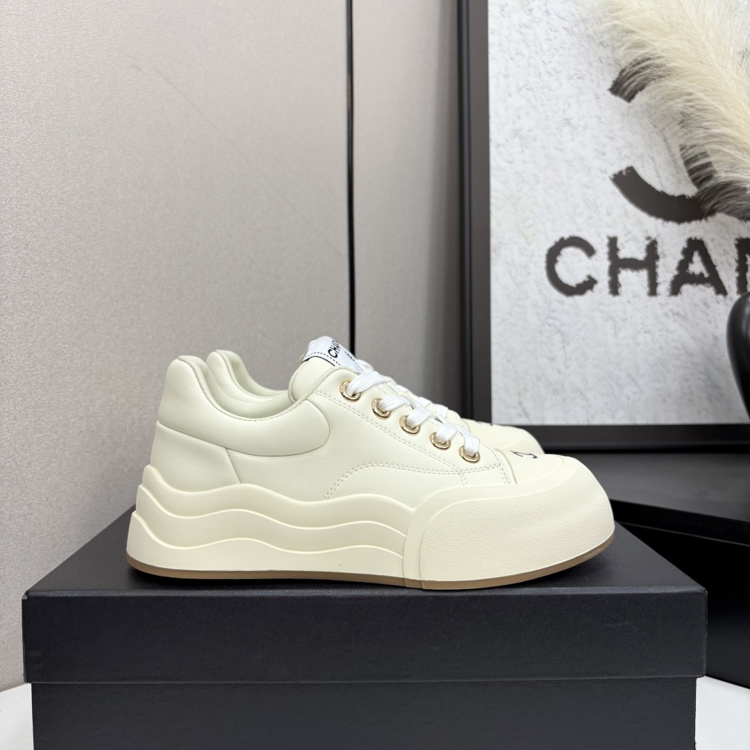 NO:406347,Chanel Chanel Panda Shoes!  Top casual sneakers for the 2025 counter This classic design; the upper is crafted and electric embroidered style; the sole is fashionable and sporty; it is an extraordinary and has a variety of color matching elements... The diversified mix and match is very beautiful and versatile, casual, fashionable, sports, and outdoors can be taken into account... Go material The upper uses original imported silk cowhide + original tarp + original head cowhide The inner uses original sheepli + net Outsole based on original TPU combination sole The counter is boutique packaging for women 35–41 p, casual shoes/sports shoes semi-trail, chanel, chanel, sneakers, cowhide19860909Chanel香奈儿熊猫鞋！2025专柜顶级休闲款运动鞋 这款经典设计；鞋面多种工艺电绣的风格；大底却时尚运动；不平凡的拥入了多种配色元素…… 多元化混搭非常好看百搭,休闲,时尚,运动,户外都能兼顾…… Go 材料 鞋面采用 原版进口头层丝绸牛皮+原版防水布+原版头层牛皮 内里采用 原版羊里+网 大底根据 原版TPU组合大底 专柜精品包装全套女35–41 p,休闲鞋/运动鞋半拖,chanel,chanel,sneakers,cowhide,Women's Shoes