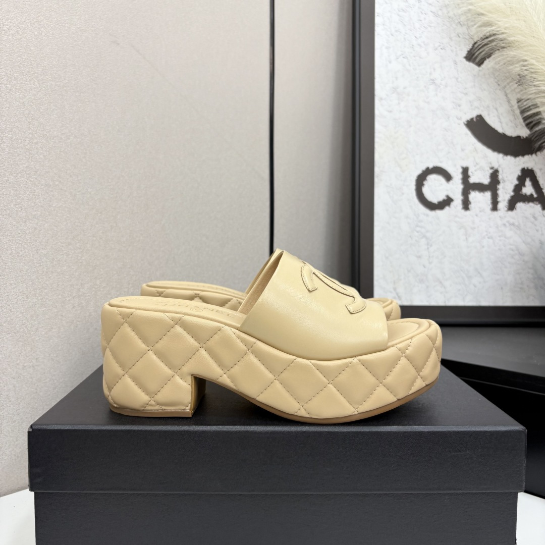 NO:407783,2025★★★★★★ Many celebrities are popular, a versatile series that domestic and foreign bloggers are popular. A must-have for spring and summer wardrobe matching. The first choice for sandals. Diamond design exclusive to Xiangjia. Upper cowhide. Inner: imported crystal sheepskin inner lining. Original mold-open custom leather sole. Shoe size: 35-39 (40, 41, custom-made, no return or exchange) Delivery luxury latest counter synchronous packaging, slippers, chanel, slippers, cowhide, sheepskin198609092025★★★★★ 众多明星网红上脚,国内外博主刷爆的一个百搭系列,春夏衣橱搭配必备 凉拖首选.菱格设计香家专属 鞋面 牛皮  内里: 进口水晶羊皮内里 大底原版开模定制真皮底 鞋码: 35-39（40、41、定做不退换） 配送豪华最新专柜同步包装,拖鞋,chanel,slippers,cowhide,sheepskin,Women's Shoes