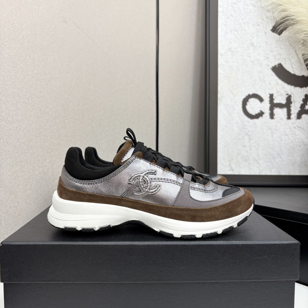 NO:407781,Chanel Chanel Panda Shoes!  Top casual sneakers for the 2025 counter This classic design; the upper is crafted and electric embroidered with various craftsmanship; the sole is fashionable and sporty; it is an extraordinary and has incorporated a variety of color matching elements... The diversified mix and match is very beautiful and versatile, casual, fashionable, sports, and outdoors can be taken into account... Go material The upper is made of original imported silk cowhide + original tarp + original head cowhide The inner part is made of original sheepli + net Outsole based on original TPU combination sole The counter is made of high-quality packaging for women 35–41, casual shoes/sports shoes, chanel, chanel, sneakers, cowhide19860909Chanel香奈儿熊猫鞋！2025专柜顶级休闲款运动鞋 这款经典设计；鞋面多种工艺电绣的风格；大底却时尚运动；不平凡的拥入了多种配色元素…… 多元化混搭非常好看百搭,休闲,时尚,运动,户外都能兼顾…… Go 材料 鞋面采用 原版进口头层丝绸牛皮+原版防水布+原版头层牛皮 内里采用 原版羊里+网 大底根据 原版TPU组合大底 专柜精品包装全套女35–41,休闲鞋/运动鞋,chanel,chanel,sneakers,cowhide,Women's Shoes