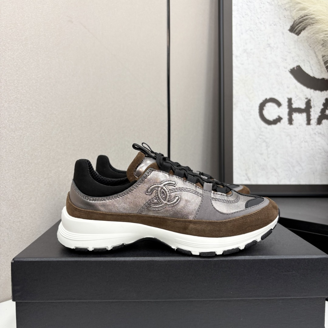 NO:407776,Chanel Chanel Panda Shoes!  Top casual sneakers for the 2025 counter This classic design; the upper is crafted and electric embroidered with various craftsmanship; the sole is fashionable and sporty; it is an extraordinary and has incorporated a variety of color matching elements... The diversified mix and match is very beautiful and versatile, casual, fashionable, sports, and outdoors can be taken into account... Go material The upper is made of original imported silk cowhide + original tarp + original head cowhide The inner part is made of original sheepli + net Outsole based on original TPU combination sole The counter is made of high-quality packaging for women 35–41, casual shoes/sports shoes, chanel, chanel, sneakers, cowhide19860909Chanel香奈儿熊猫鞋！2025专柜顶级休闲款运动鞋 这款经典设计；鞋面多种工艺电绣的风格；大底却时尚运动；不平凡的拥入了多种配色元素…… 多元化混搭非常好看百搭,休闲,时尚,运动,户外都能兼顾…… Go 材料 鞋面采用 原版进口头层丝绸牛皮+原版防水布+原版头层牛皮 内里采用 原版羊里+网 大底根据 原版TPU组合大底 专柜精品包装全套女35–41,休闲鞋/运动鞋,chanel,chanel,sneakers,cowhide,Women's Shoes