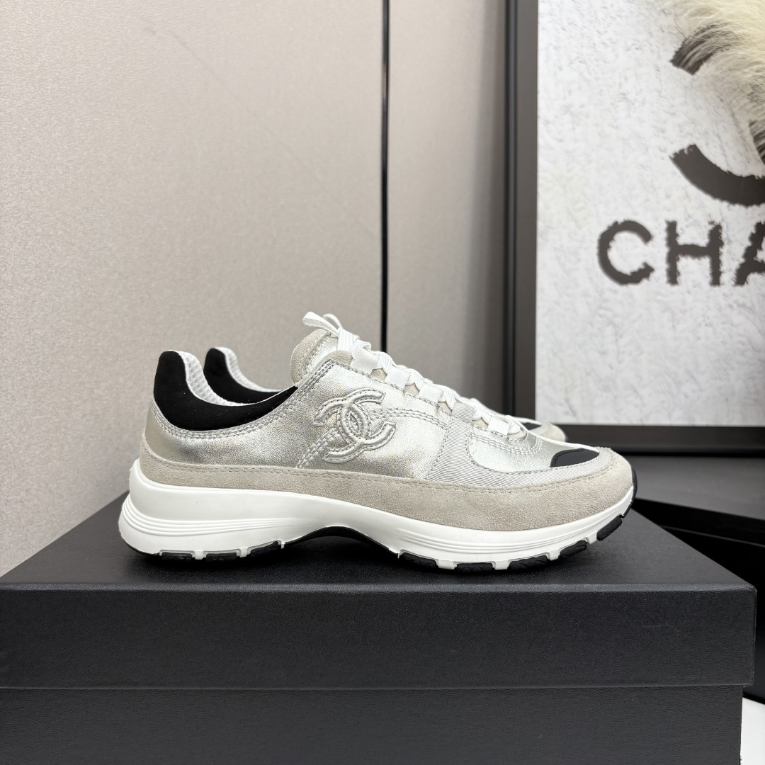 NO:407779,Chanel Chanel Panda Shoes!  Top casual sneakers for the 2025 counter This classic design; the upper is crafted and electric embroidered with various craftsmanship; the sole is fashionable and sporty; it is an extraordinary and has incorporated a variety of color matching elements... The diversified mix and match is very beautiful and versatile, casual, fashionable, sports, and outdoors can be taken into account... Go material The upper is made of original imported silk cowhide + original tarp + original head cowhide The inner part is made of original sheepli + net Outsole based on original TPU combination sole The counter is made of high-quality packaging for women 35–41, casual shoes/sports shoes, chanel, chanel, sneakers, cowhide19860909Chanel香奈儿熊猫鞋！2025专柜顶级休闲款运动鞋 这款经典设计；鞋面多种工艺电绣的风格；大底却时尚运动；不平凡的拥入了多种配色元素…… 多元化混搭非常好看百搭,休闲,时尚,运动,户外都能兼顾…… Go 材料 鞋面采用 原版进口头层丝绸牛皮+原版防水布+原版头层牛皮 内里采用 原版羊里+网 大底根据 原版TPU组合大底 专柜精品包装全套女35–41,休闲鞋/运动鞋,chanel,chanel,sneakers,cowhide,Women's Shoes