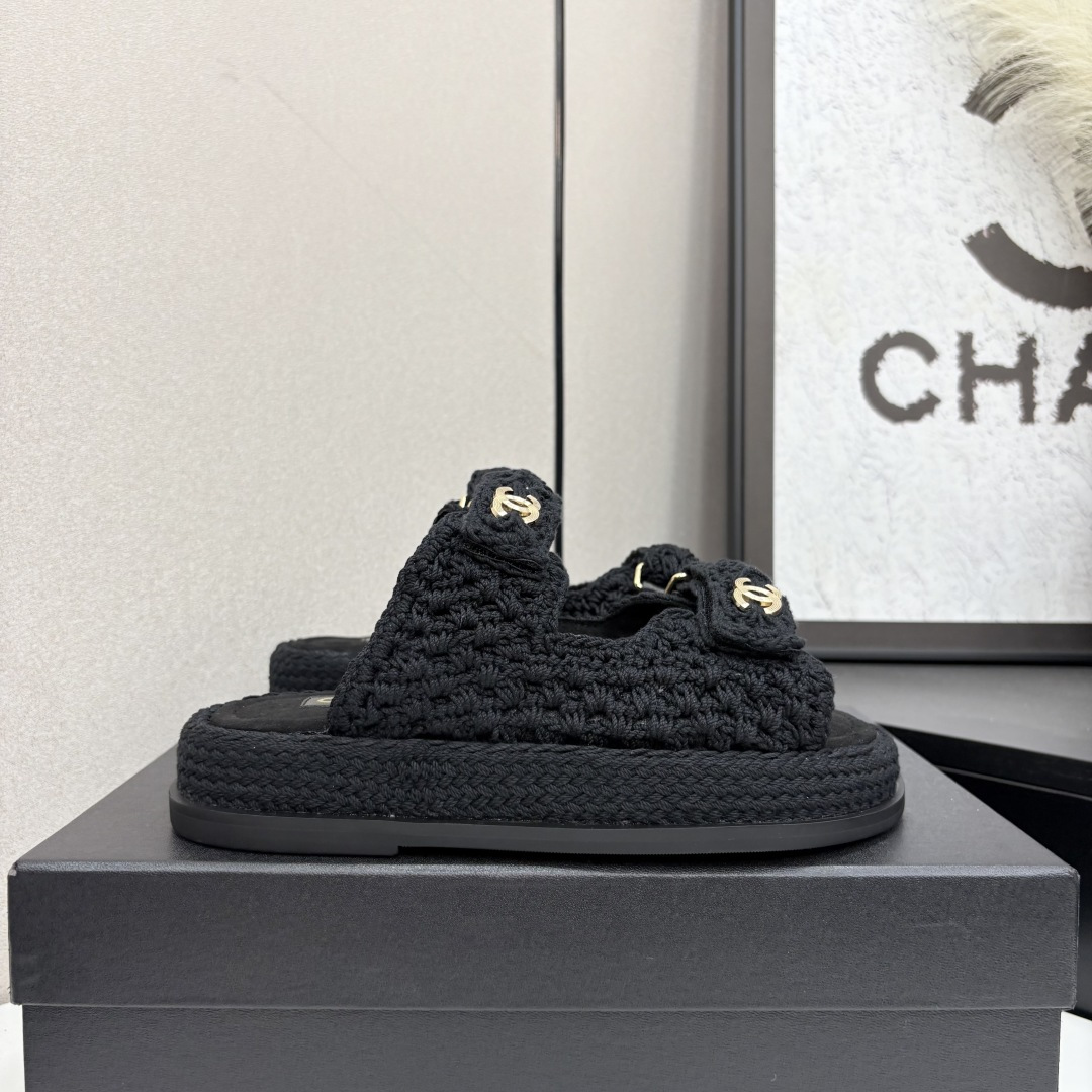 NO:407765,The latest fabrics for spring and summer 2025 - the counter mainly promotes Velcro beach sandals new color series ★★★★★ Many celebrities are here to watch, a versatile series that domestic and foreign bloggers are popular, a must-have for spring and summer wardrobe matching, the first choice for sandals. Upper braided hemp rope Inner: Imported crystal sheepskin inner lining, large sole open mold custom rubber sole Shoe size: 35-39 (40, 41, 42 custom made without return and exchange) Delivery luxury latest counter synchronous packaging, slippers, sandals, slippers, sheepskin198609092025春夏最新面料——专柜主推魔术贴沙滩凉鞋新色系列上新 ★★★★★ 众多明星网红上脚,国内外博主刷爆的一个百搭系列,春夏衣橱搭配必备 凉鞋首选. 鞋面编织麻绳  内里: 进口水晶羊皮内里 大底开模定制橡胶底 鞋码: 35-39（40、41、42定做不退换） 配送豪华最新专柜同步包装,拖鞋,sandals,slippers,sheepskin,Women's Shoes