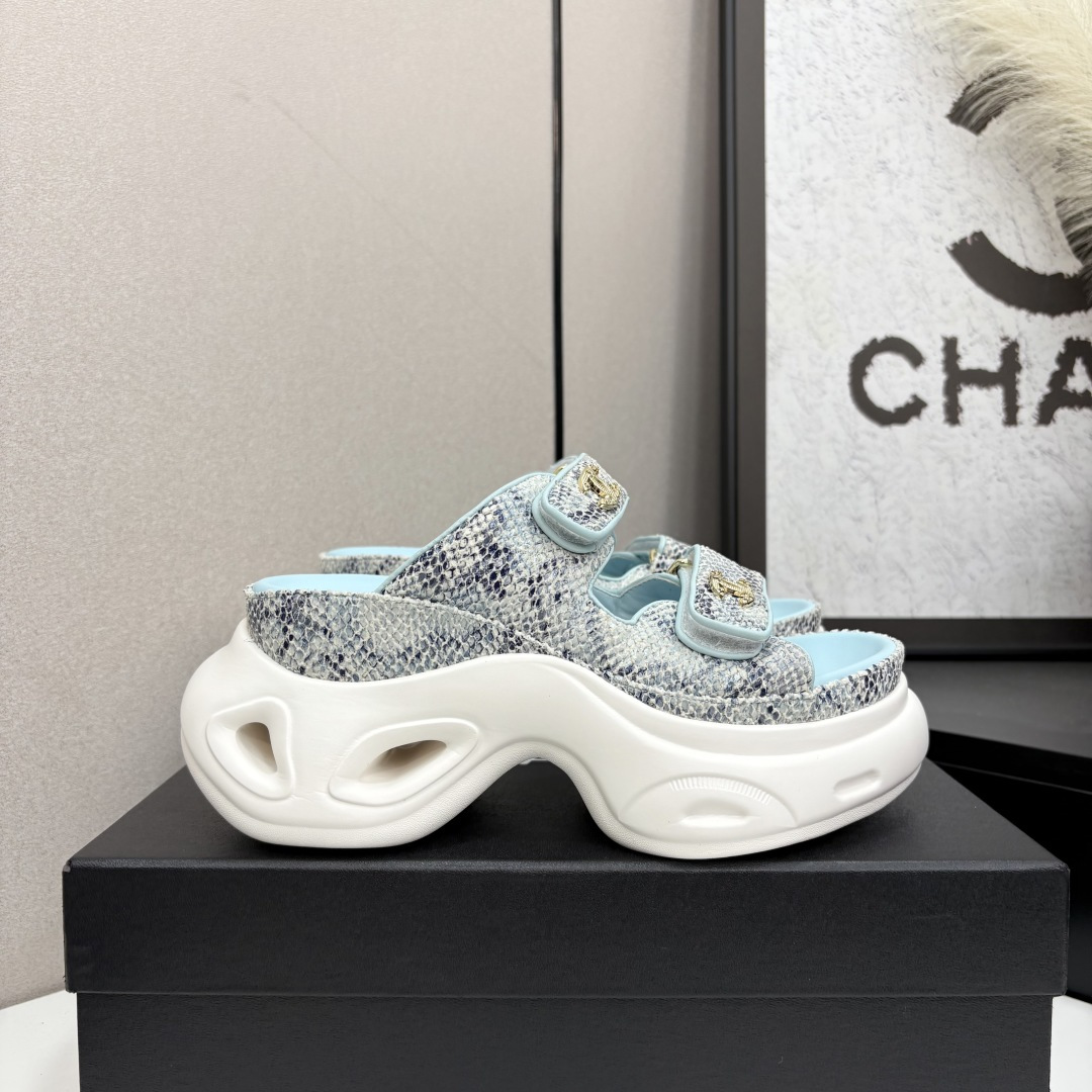 NO:407773,The latest fabrics for spring and summer 2025 - the counter mainly promotes Velcro beach sandals new color series ★★★★★ Many celebrities are here to watch, a versatile series that domestic and foreign bloggers are popular, a must-have for spring and summer wardrobe matching, the first choice for sandals. Upper braided hemp rope Inner: Imported crystal sheepskin inner lining, large sole open mold custom rubber sole Shoe size: 35-39 (40, 41, 42 custom made without return and exchange) Delivery luxury latest counter synchronous packaging, slippers sandals, sandals, slippers, sheepskin198609092025春夏最新面料——专柜主推魔术贴沙滩凉鞋新色系列上新 ★★★★★ 众多明星网红上脚,国内外博主刷爆的一个百搭系列,春夏衣橱搭配必备 凉鞋首选. 鞋面编织麻绳  内里: 进口水晶羊皮内里 大底开模定制橡胶底 鞋码: 35-39（40、41、42定做不退换） 配送豪华最新专柜同步包装,拖鞋凉鞋,sandals,slippers,sheepskin,Women's Shoes