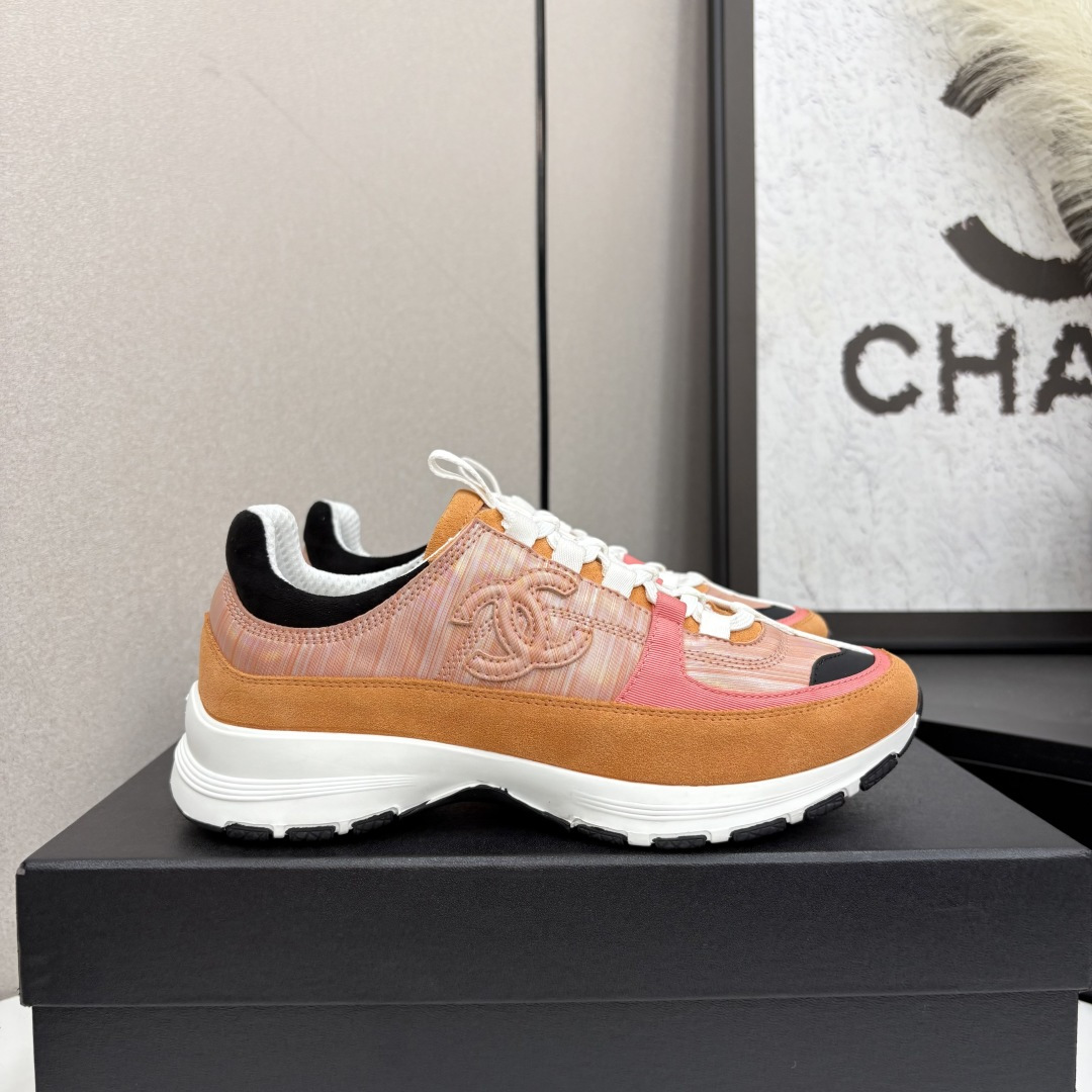 NO:407767,This version is a little better Chanel Panda Shoes!  Top casual sneakers for the 2025 counter This classic design; the upper is crafted and electric embroidered with various craftsmanship; the sole is fashionable and sporty; it is an extraordinary and has incorporated a variety of color matching elements... The diversified mix and match is very beautiful and versatile, casual, fashionable, sports, and outdoors can be taken into account... Go material The upper is made of original imported silk cowhide + original tarp + original head cowhide The inner part is made of original sheepli + net Outsole based on original TPU combination sole The counter is made of high-quality packaging for women 35–41, casual shoes/sports shoes, chanel, chanel, sneakers, cowhide19860909这个版本好一点 Chanel香奈儿熊猫鞋！2025专柜顶级休闲款运动鞋 这款经典设计；鞋面多种工艺电绣的风格；大底却时尚运动；不平凡的拥入了多种配色元素…… 多元化混搭非常好看百搭,休闲,时尚,运动,户外都能兼顾…… Go 材料 鞋面采用 原版进口头层丝绸牛皮+原版防水布+原版头层牛皮 内里采用 原版羊里+网 大底根据 原版TPU组合大底 专柜精品包装全套女35–41,休闲鞋/运动鞋,chanel,chanel,sneakers,cowhide,Women's Shoes