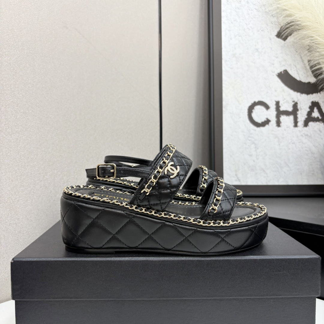 NO:407766,2025★★★★★★ Many celebrities are here to watch, a versatile series that domestic and foreign bloggers are popular with, a must-have for spring and summer wardrobe matching, the first choice for sandals. Diamond design exclusive to Xiangjia, upper sheepskin, inner lining: imported crystal sheepskin inner lining, original mold-open custom leather sole, shoe size: 35-39 (40, 41, custom-made, no return or exchange) Delivery luxury latest counter synchronous packaging, slippers, chanel, slippers, sheepskin198609092025★★★★★ 众多明星网红上脚,国内外博主刷爆的一个百搭系列,春夏衣橱搭配必备 凉拖首选.菱格设计香家专属 鞋面羊皮  内里: 进口水晶羊皮内里 大底原版开模定制真皮底 鞋码: 35-39（40、41、定做不退换） 配送豪华最新专柜同步包装,拖鞋,chanel,slippers,sheepskin,Women's Shoes