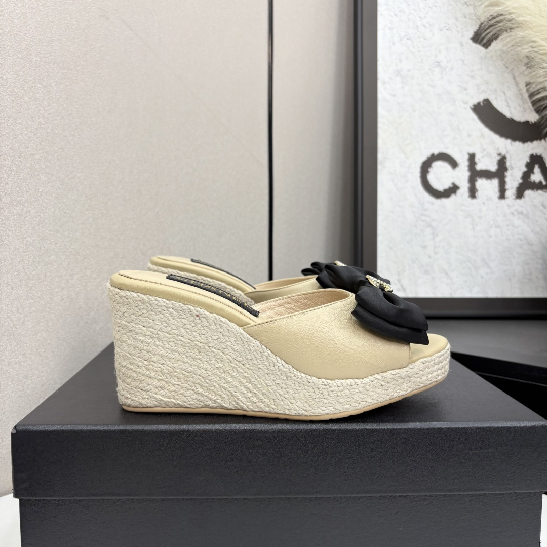 NO:407764,2025★★★★★★ Many celebrities are here to watch, a versatile series that domestic and foreign bloggers are popular with, a must-have for spring and summer wardrobe matching, the first choice for sandals. Design exclusive to Xiangjia, upper sheepskin, inner lining: imported crystal sheepskin inner lining, original mold-open custom rubber sole, shoe size: 35-39 (40, 41, custom-made, no return or exchange) Delivery luxury latest counter synchronous packaging, high heels, slippers, sheepskin198609092025★★★★★ 众多明星网红上脚,国内外博主刷爆的一个百搭系列,春夏衣橱搭配必备 凉拖首选.设计香家专属 鞋面羊皮  内里: 进口水晶羊皮内里 大底原版开模定制橡胶底 鞋码: 35-39（40、41、定做不退换） 配送豪华最新专柜同步包装,高跟鞋拖鞋,chanel,high heels,slippers,sheepskin,Women's Shoes