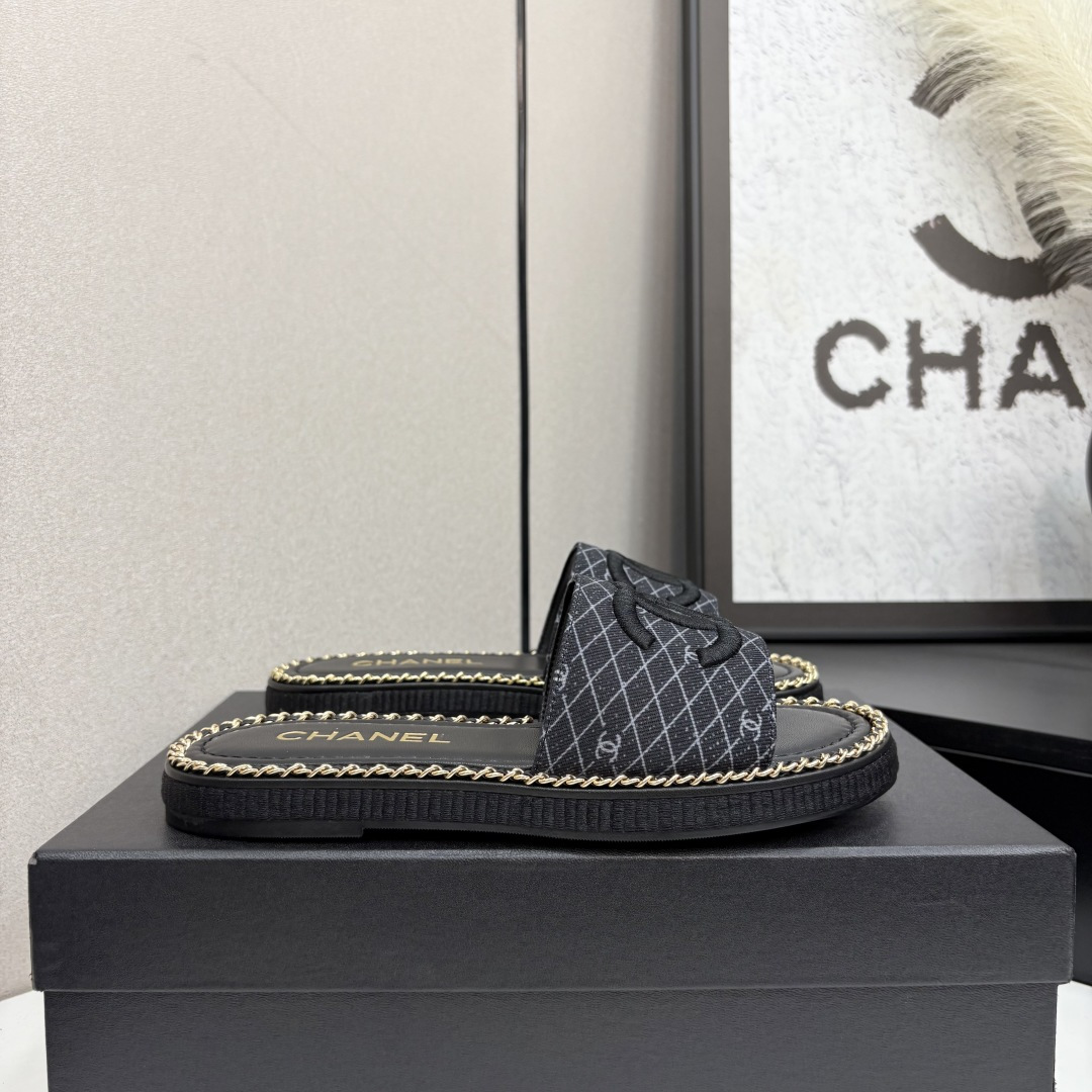 NO:407763,2025★★★★★★ Many celebrities are popular, a versatile series that domestic and foreign bloggers are popular. A must-have for spring and summer wardrobe matching. The first choice for sandals. Design Xiangjia exclusive upper sheepskin inner lining: imported crystal sheepskin inner lining, large sole original mold-open custom rubber sole Shoe size: 35-39 (40, 41, customized non-return and exchange) Delivery luxury latest counter synchronous packaging, slippers, chanel, slippers, sheepskin198609092025★★★★★ 众多明星网红上脚,国内外博主刷爆的一个百搭系列,春夏衣橱搭配必备 凉拖首选.设计香家专属 鞋面羊皮  内里: 进口水晶羊皮内里 大底原版开模定制橡胶底 鞋码: 35-39（40、41、定做不退换） 配送豪华最新专柜同步包装,拖鞋,chanel,slippers,sheepskin,Women's Shoes