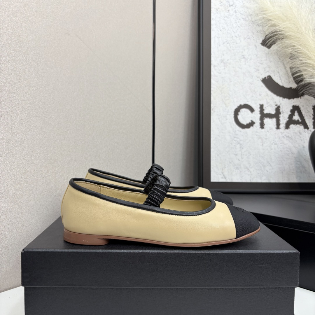 NO:407762,2025★★★★★★ Many celebrities are here to watch, a versatile series that domestic and foreign bloggers are popular with, a must-have for spring and summer wardrobe matching, the first choice for sandals. Design exclusive to Xiangjia, upper sheepskin (velvet) Living: imported crystal sheepskin inner lining, original mold-open custom leather sole, shoe size: 35-39 (40, 41, custom-made, no return or exchange) Delivery luxury latest counter synchronous packaging, single shoes, chanel, sheepskin198609092025★★★★★ 众多明星网红上脚,国内外博主刷爆的一个百搭系列,春夏衣橱搭配必备 凉拖首选.设计香家专属 鞋面羊皮（天鹅绒）  内里: 进口水晶羊皮内里 大底原版开模定制真皮底 鞋码: 35-39（40、41、定做不退换） 配送豪华最新专柜同步包装,单鞋,chanel,sheepskin,Women's Shoes