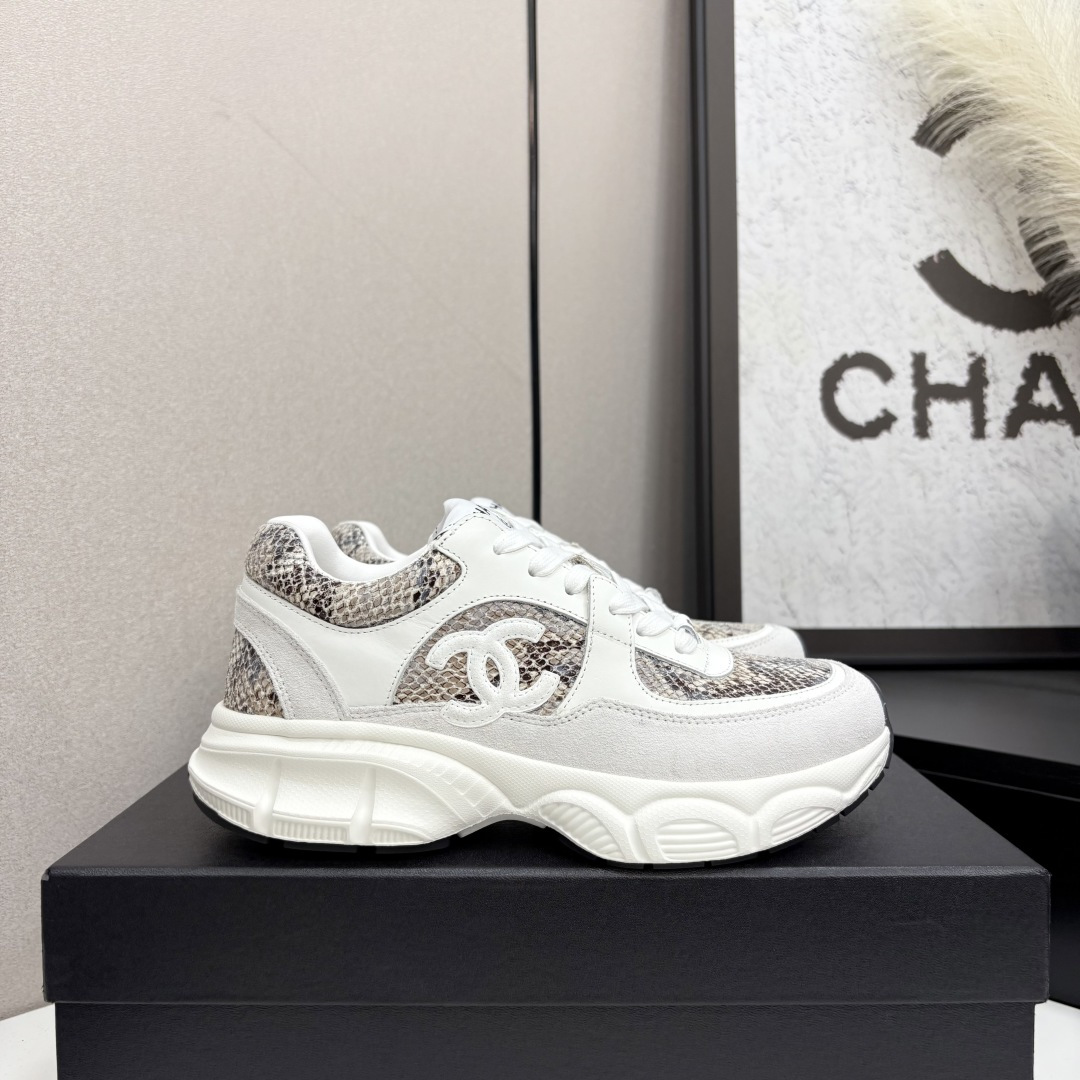 NO:415082,Chanel Chanel Panda Shoes!  Top casual sports shoes for the 2025 counter This classic design; the upper is crafted and electric embroidered style; the sole is fashionable and sporty; it is an extraordinary variety of color matching elements... The diversified mix and match is very beautiful and versatile, casual, fashionable, sports, and outdoors can be taken into account... Go material The upper is made of original imported silk cowhide + original tarp + original top cowhide The inner part is made of original sheepli + net Outsole based on original TPU combination sole The counter is made of high-quality packaging for women 35–41, dad shoes, chanel, chanel, sneakers, cowhide19860909Chanel香奈儿熊猫鞋！2025专柜顶级休闲款运动鞋 这款经典设计；鞋面多种工艺电绣的风格；大底却时尚运动；不平凡的拥入了多种配色元素…… 多元化混搭非常好看百搭,休闲,时尚,运动,户外都能兼顾…… Go 材料 鞋面采用 原版进口头层丝绸牛皮+原版防水布+原版头层牛皮 内里采用 原版羊里+网 大底根据 原版TPU组合大底 专柜精品包装全套女35–41,老爹鞋,chanel,chanel,sneakers,cowhide,Women's Shoes