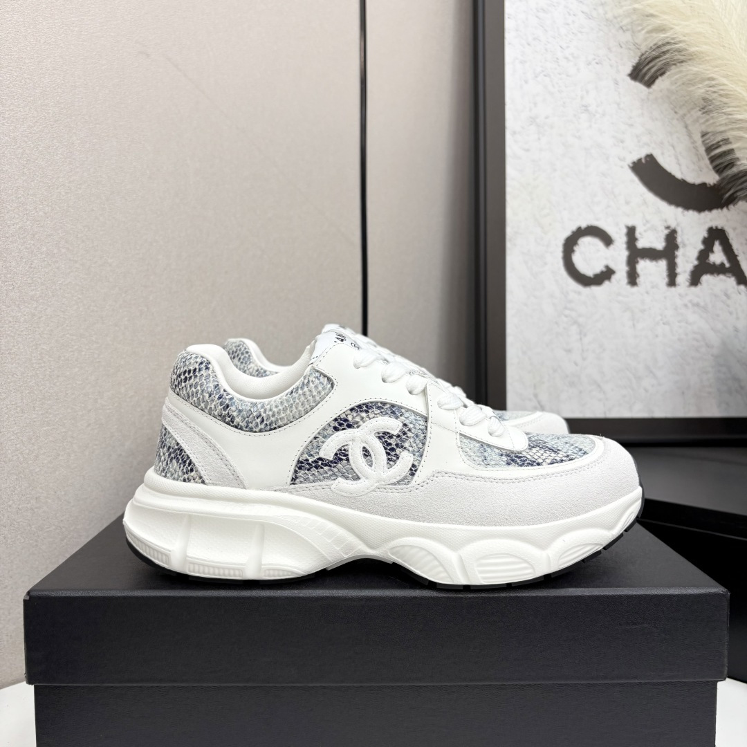 NO:408172,Chanel Chanel Panda Shoes!  Top casual sports shoes for the 2025 counter This classic design; the upper is crafted and electric embroidered style; the sole is fashionable and sporty; it is an extraordinary variety of color matching elements... The diversified mix and match is very beautiful and versatile, casual, fashionable, sports, and outdoors can be taken into account... Go material The upper is made of original imported silk cowhide + original tarp + original top cowhide The inner part is made of original sheepli + net Outsole based on original TPU combination sole The counter is made of high-quality packaging for women 35–41, dad shoes, chanel, chanel, sneakers, cowhide19860909Chanel香奈儿熊猫鞋！2025专柜顶级休闲款运动鞋 这款经典设计；鞋面多种工艺电绣的风格；大底却时尚运动；不平凡的拥入了多种配色元素…… 多元化混搭非常好看百搭,休闲,时尚,运动,户外都能兼顾…… Go 材料 鞋面采用 原版进口头层丝绸牛皮+原版防水布+原版头层牛皮 内里采用 原版羊里+网 大底根据 原版TPU组合大底 专柜精品包装全套女35–41,老爹鞋,chanel,chanel,sneakers,cowhide,Women's Shoes