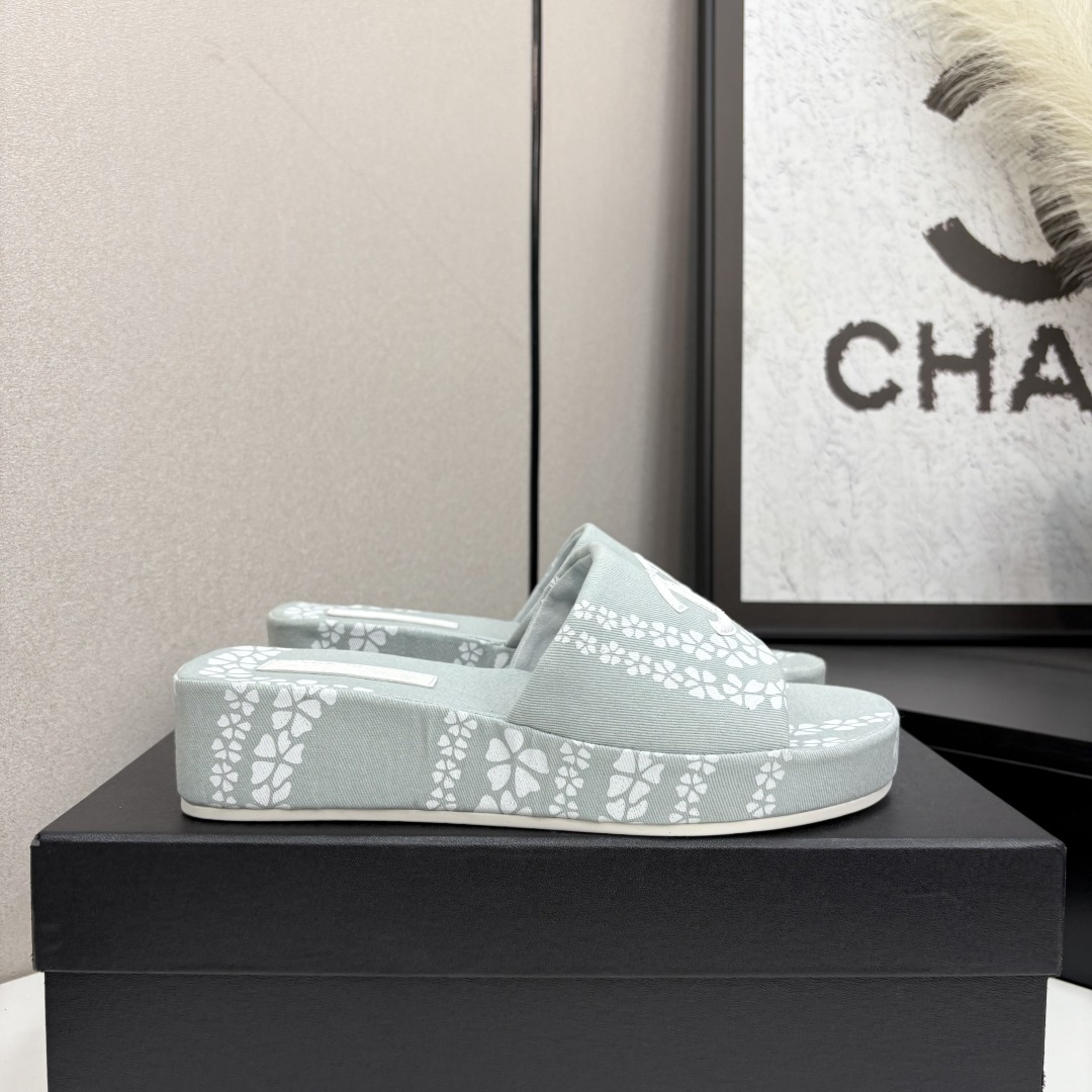 NO:408198,2025★★★★★★ Many celebrities are here to watch, a versatile series that domestic and foreign bloggers are popular. A must-have for spring and summer wardrobe matching. The first choice for sandals. Design exclusive to Xiangjia. Upper and satin. Lift: imported crystal sheepskin inner lining. Original open-molded rubber sole. Shoe size: 35-39 (40, 41, customized, non-return and exchange) Delivery luxury latest counter synchronous packaging, slippers, chanel, slippers, sheepskin, silk fabric198609092025★★★★★ 众多明星网红上脚,国内外博主刷爆的一个百搭系列,春夏衣橱搭配必备 凉拖首选.设计香家专属 鞋面绸缎  内里: 进口水晶羊皮内里 大底原版开模定橡胶底 鞋码: 35-39（40、41、定做不退换） 配送豪华最新专柜同步包装,拖鞋,chanel,slippers,sheepskin,silk fabric,Women's Shoes