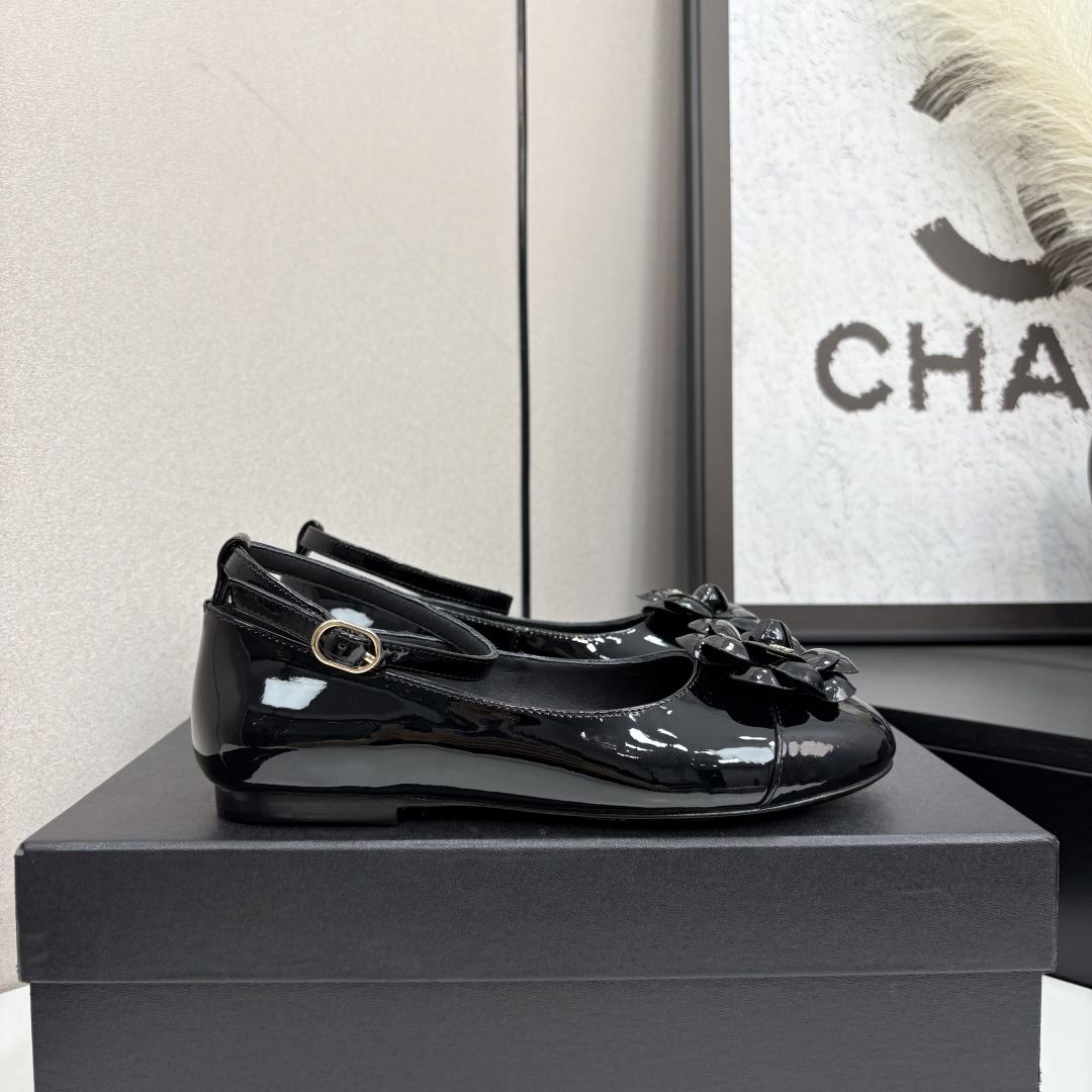 NO:408195,2025★★★★★★ Many celebrities are popular, a versatile series that domestic and foreign bloggers are popular. A must-have for spring and summer wardrobe matching. The first choice for sandals. Design exclusive to Xiangjia. Upper cowhide. Inner: imported crystal sheepskin inner lining. Large sole original molded leather sole. Shoe size: 35-39 (40, 41, customized, non-return and exchange) Delivery luxury latest counter synchronous packaging, single shoes, chanel, cowhide, sheepskin198609092025★★★★★ 众多明星网红上脚,国内外博主刷爆的一个百搭系列,春夏衣橱搭配必备 凉拖首选.设计香家专属 鞋面牛皮  内里: 进口水晶羊皮内里 大底原版开模真皮底 鞋码: 35-39（40、41、定做不退换） 配送豪华最新专柜同步包装,单鞋,chanel,cowhide,sheepskin,Women's Shoes