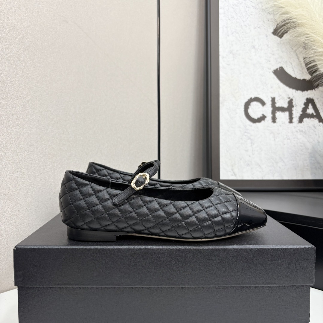 NO:408186,2025★★★★★★ Many celebrities are popular, a versatile series that domestic and foreign bloggers are popular. A must-have for spring and summer wardrobe matching. The first choice for sandals. Design exclusive to Xiangjia. Upper sheepskin. Inner: imported crystal sheepskin inner lining. Large sole original molded leather sole. Shoe size: 35-39 (40, 41, customized, non-return and exchange) Delivery luxury latest counter synchronous packaging, single shoes, chanel, sheepskin198609092025★★★★★ 众多明星网红上脚,国内外博主刷爆的一个百搭系列,春夏衣橱搭配必备 凉拖首选.设计香家专属 鞋面羊皮  内里: 进口水晶羊皮内里 大底原版开模真皮底 鞋码: 35-39（40、41、定做不退换） 配送豪华最新专柜同步包装,单鞋,chanel,sheepskin,Women's Shoes