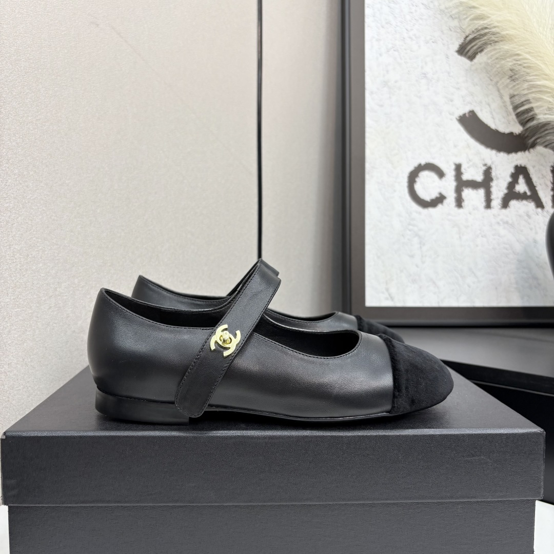 NO:408189,2025★★★★★★ Many celebrities are here to watch, a versatile series that domestic and foreign bloggers are popular with, a must-have for spring and summer wardrobe matching, the first choice for sandals. Design exclusive to Xiangjia, upper sheepskin velvet, inner lining: imported crystal sheepskin lining, original molded leather sole, shoe size: 35-39 (40, 41, customized, non-return and exchange) with luxurious latest counter synchronous packaging, single shoes, chanel, sheepskin198609092025★★★★★ 众多明星网红上脚,国内外博主刷爆的一个百搭系列,春夏衣橱搭配必备 凉拖首选.设计香家专属 鞋面羊皮天鹅绒  内里: 进口水晶羊皮内里 大底原版开模真皮底 鞋码: 35-39（40、41、定做不退换） 配豪华最新专柜同步包装,单鞋,chanel,sheepskin,Women's Shoes