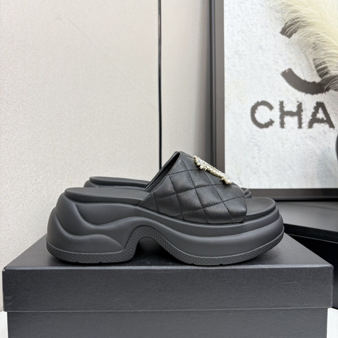 NO:408539,2025★★★★★★ Many celebrities are popular, a versatile series that domestic and foreign bloggers are popular. A must-have for spring and summer wardrobe matching. The first choice for sandals. Design Xiangjia exclusive, upper sheepskin inner lining: imported crystal sheepskin inner lining, large sole original molded rubber foam shoe size: 35-39 (40, 41, customized non-return and exchange) with luxurious latest counter synchronous packaging, slippers, chanel, slippers, sheepskin198609092025★★★★★ 众多明星网红上脚,国内外博主刷爆的一个百搭系列,春夏衣橱搭配必备 凉拖首选.设计香家专属 鞋面羊皮  内里: 进口水晶羊皮内里 大底原版开模橡胶发泡 鞋码: 35-39（40、41、定做不退换） 配豪华最新专柜同步包装,拖鞋,chanel,slippers,sheepskin,Women's Shoes