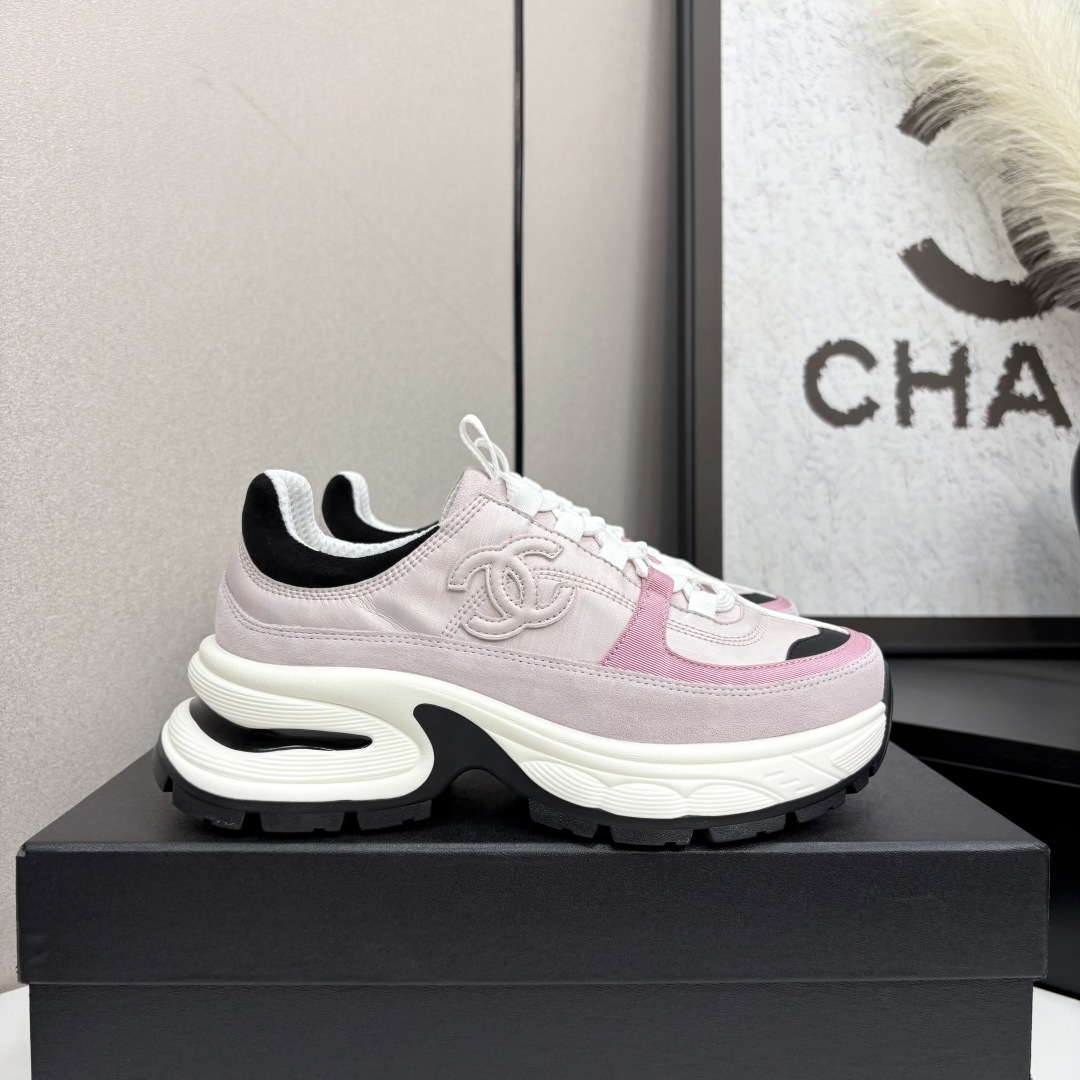 NO:414813,Chanel Chanel Panda Shoes!  Top casual sneakers for the 2025 counter This classic design; the upper is crafted and electric embroidered with various craftsmanship; the sole is fashionable and sporty; it is an extraordinary and has incorporated a variety of color matching elements... The diversified mix and match is very beautiful and versatile, casual, fashionable, sports, and outdoors can be taken into account... Go material The upper is made of original imported silk cowhide + original tarp + original head cowhide The inner part is made of original sheepli + net Outsole based on original TPU combination sole The counter is made of high-quality packaging for women 35–41 P, casual shoes/sports shoes, chanel, chanel, sneakers, cowhide19860909Chanel香奈儿熊猫鞋！2025专柜顶级休闲款运动鞋 这款经典设计；鞋面多种工艺电绣的风格；大底却时尚运动；不平凡的拥入了多种配色元素…… 多元化混搭非常好看百搭,休闲,时尚,运动,户外都能兼顾…… Go 材料 鞋面采用 原版进口头层丝绸牛皮+原版防水布+原版头层牛皮 内里采用 原版羊里+网 大底根据 原版TPU组合大底 专柜精品包装全套女35–41 P,休闲鞋/运动鞋,chanel,chanel,sneakers,cowhide,Women's Shoes