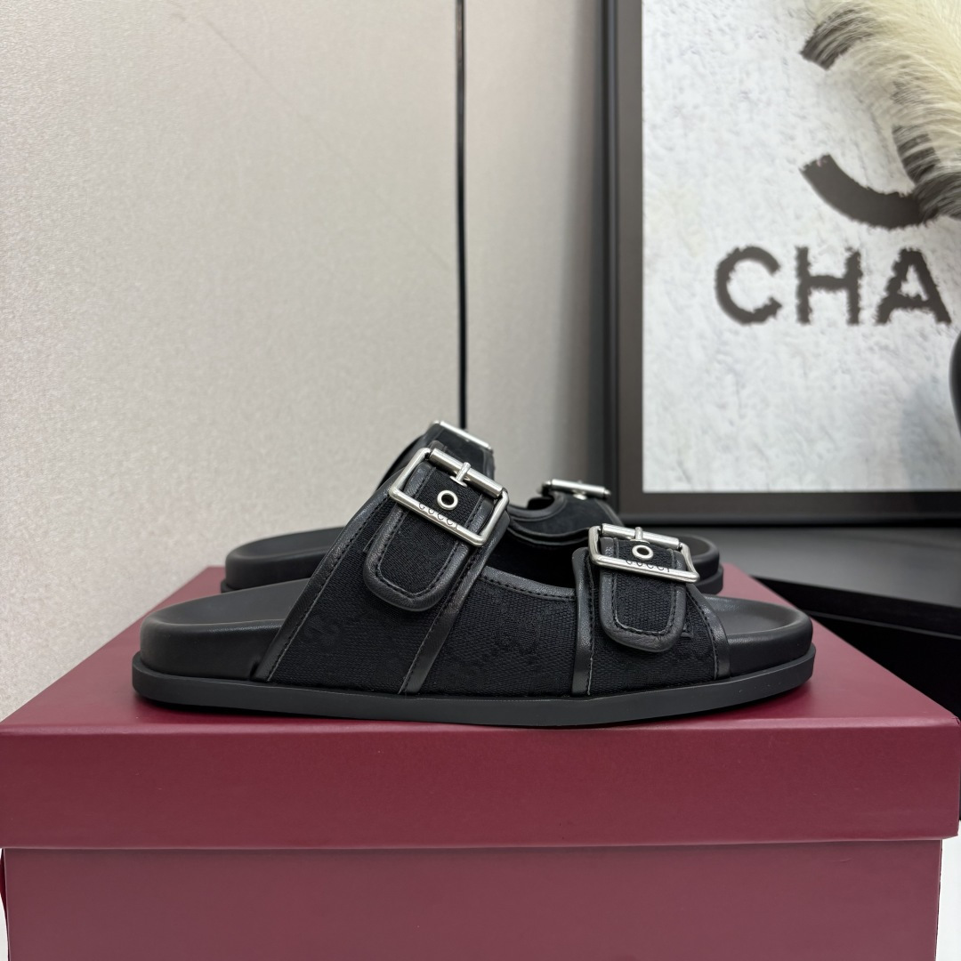 NO:408537,2025 counter synchronizes the new spring and summer Gucci 25S spring and summer new double G fabric beach double buckle thick-soled slippers G home reflects the sense of high-end, always convinces the capital. It looks quite simple style, but it is inexplicably high-end on the feet. It is very sexy and allows you to easily match it. The upper is made of original fabric and imported sheepskin. Original logo rubber sole. Size35-39 (customized by 40/41), slippers, gucci, gucci, slippers, sheepskin198609092025专柜同步春夏新款Gucci 25S春夏新品双G布料沙滩双扣厚底拖鞋 G家在体现高级感这块 总让人大写的服气 看起来蛮简单的款式 但上脚就莫名很高阶 非常性感 让你轻松搭配尽显各种风格 鞋面采用原版布面 内里采用进口羊皮 原版logo橡胶底 Size35-39（40/41定制）,拖鞋,gucci,gucci,slippers,sheepskin,Women's Shoes