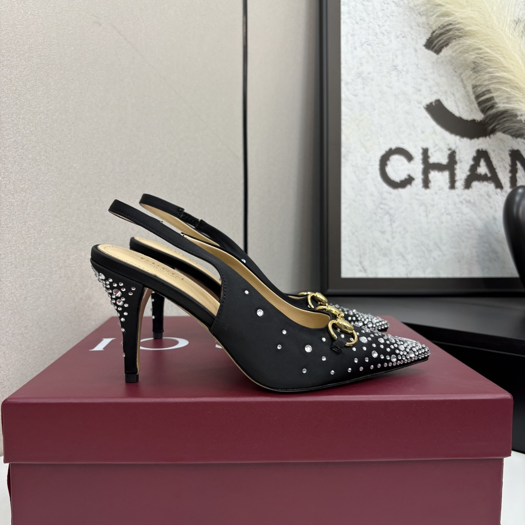 NO:408535,2025 Early Spring GUCCI Horse Bed Cat Heel Pointed Sandals Mesh Hot Diamond As an outstanding representative of Gucci design inheritance, Jordaan series of horse bits loafers vividly demonstrate the classic and elegant style. This shoe uses the brand's iconic letter pattern canvas, creating a timeless classic. The shoe is soft and has a delicate and smooth silhouette, showing the elegance of everyday. The upper is imported silk iron diamond, the inner/foot-cushion high-end lambskin sole, the sole, the top genuine leather sole, the heel height of 8.5cm, the size is 35-39 (41/40/custom-made non-return and exchange), high heels sandals, gucci, loafers, sandals, high heels, sheepskin, real silk198609092025早春GUCCI马衔扣猫跟尖头凉鞋网纱烫钻 作为Gucci设计传承的杰出代表,Jordaan系列饰马衔扣乐福鞋生动彰显经典优雅格调.这款鞋履采用品牌标志性字母图案帆布,成就隽永经典.这款鞋履材质柔软,廓形精致流畅,彰显日常优雅风范 鞋面进口真丝烫钻 内里/垫脚高档小羊皮 鞋底意大利顶级真皮底 跟高8.5cm 配码35-39（41/40/定做不退换）,高跟鞋凉鞋,gucci,loafers,sandals,high heels,sheepskin,real silk,Women's Shoes