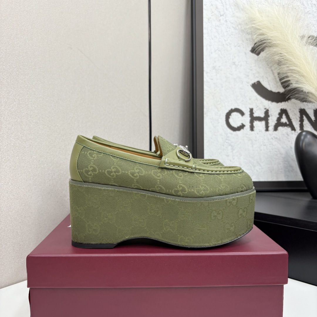 NO:408533,Gucci | Gucci 25 G Home’s main series has finally been released, and the ruthless product is worth looking forward to!  Original classics create new designs BS2025 spring and summer new products Gucci new horse-bit loafers, sponge cake shoes, single shoes purchasing level!  Full of high-end feeling!  It is a popular model for bloggers at home and abroad. It is retro and fashionable, with simple dressing and beautiful appearance!  The official website is mainly promoted, new colors continue to be updated, upper, original specific GG canvas, inner lining: imported mixed-bred sheepskin, outsole, Italian leather outsole, sole height 8.5cm/front water table 6.5cm Shoe size: 35-39 (40, 41 can be determined), loafers, gucci, gucci, gucci, loafers, sheepskin, Leather soles19860909Gucci | 古驰25  G家 主打系列终于面世,狠货值得期待！原有的经典 创造新设计 BS2025春夏新品 古驰新款马衔扣乐福鞋松糕鞋单鞋代购级别！高级感十足！国内外博主刷爆的一款,复古又时髦 穿搭简便 上脚美炸了！官网主推,新色持续更新 鞋面 原版特定制GG帆布 内里: 进口混种羊皮里 大底意大利真皮大底 底高8.5cm/前水台6.5cm 鞋码: 35-39（40、41可定）,乐福鞋,gucci,gucci,gucci,loafers,sheepskin,Leather soles,Women's Shoes
