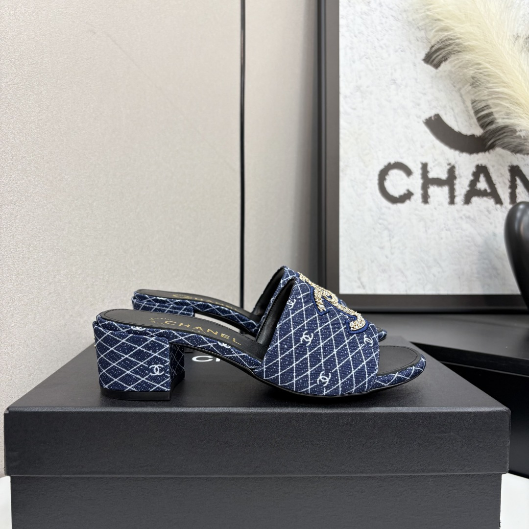 NO:408531,2025★★★★★★ Many celebrities are here to watch, a versatile series that domestic and foreign bloggers are popular. A must-have for spring and summer wardrobe matching. The first choice for sandals. Design exclusive to Xiangjia. Upper sheepskin. Inner: imported crystal sheepskin inner lining. Large sole original molded leather sole. Shoe size: 35-39 (40, 41, customized, non-return and exchange) Delivery luxury latest counter synchronous packaging, high heels, slippers, sheepskin198609092025★★★★★ 众多明星网红上脚,国内外博主刷爆的一个百搭系列,春夏衣橱搭配必备 凉拖首选.设计香家专属 鞋面羊皮  内里: 进口水晶羊皮内里 大底原版开模真皮底 鞋码: 35-39（40、41、定做不退换） 配送豪华最新专柜同步包装,高跟鞋拖鞋,chanel,high heels,slippers,sheepskin,Women's Shoes