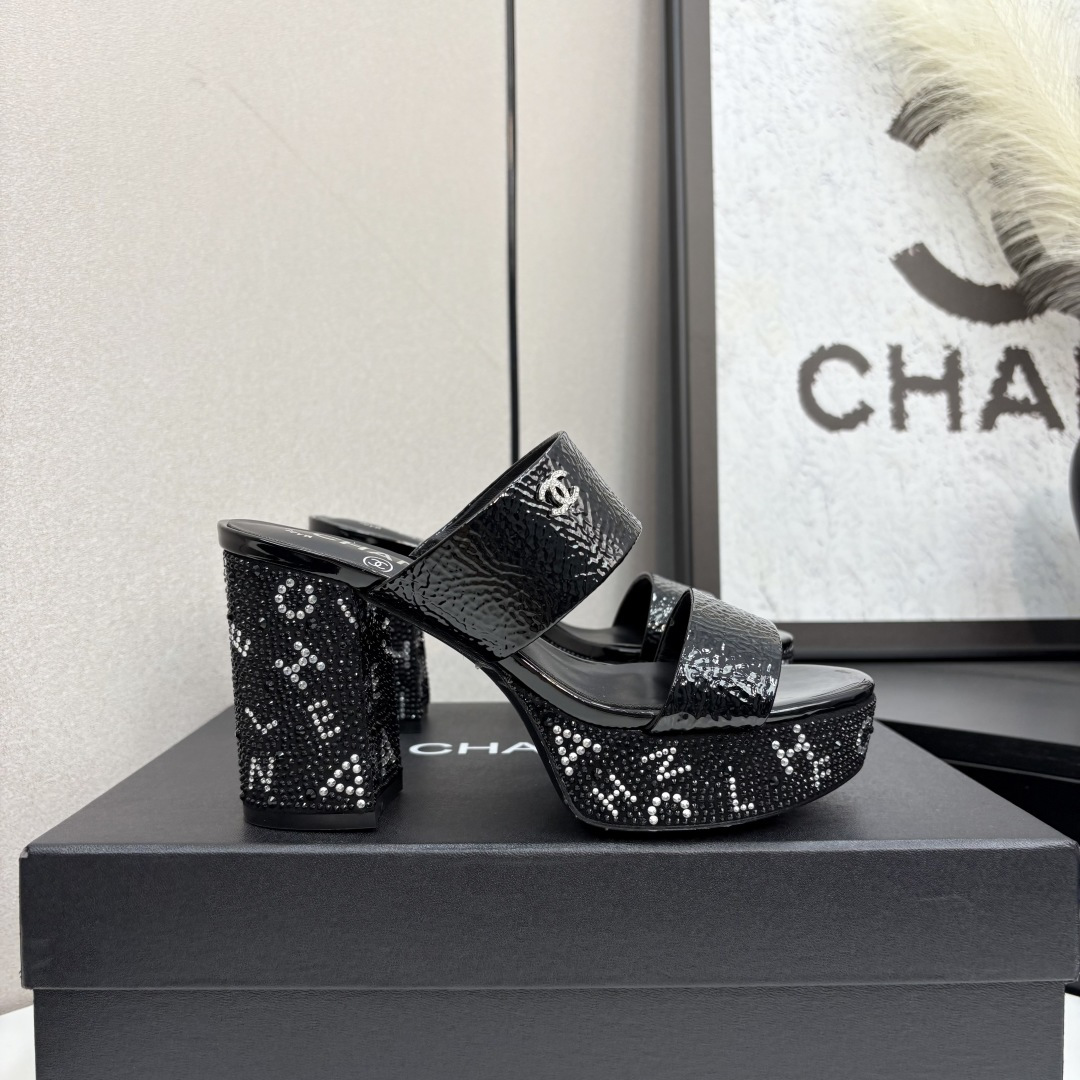 NO:411960,2025★★★★★★ Many celebrities are popular, a versatile series that domestic and foreign bloggers are popular. A must-have for spring and summer wardrobe matching. The first choice for sandals. Design Xiangjia exclusive upper patent leather lining: imported crystal sheepskin lining, large sole original molded leather sole Shoe size: 35-39 (40, 41, customized, non-return and exchange) Delivery luxury latest counter synchronous packaging, high heels, slippers, sheepskin198609092025★★★★★ 众多明星网红上脚,国内外博主刷爆的一个百搭系列,春夏衣橱搭配必备 凉拖首选.设计香家专属 鞋面漆皮  内里: 进口水晶羊皮内里 大底原版开模真皮底 鞋码: 35-39（40、41、定做不退换） 配送豪华最新专柜同步包装,高跟鞋拖鞋,chanel,high heels,slippers,sheepskin,Women's Shoes